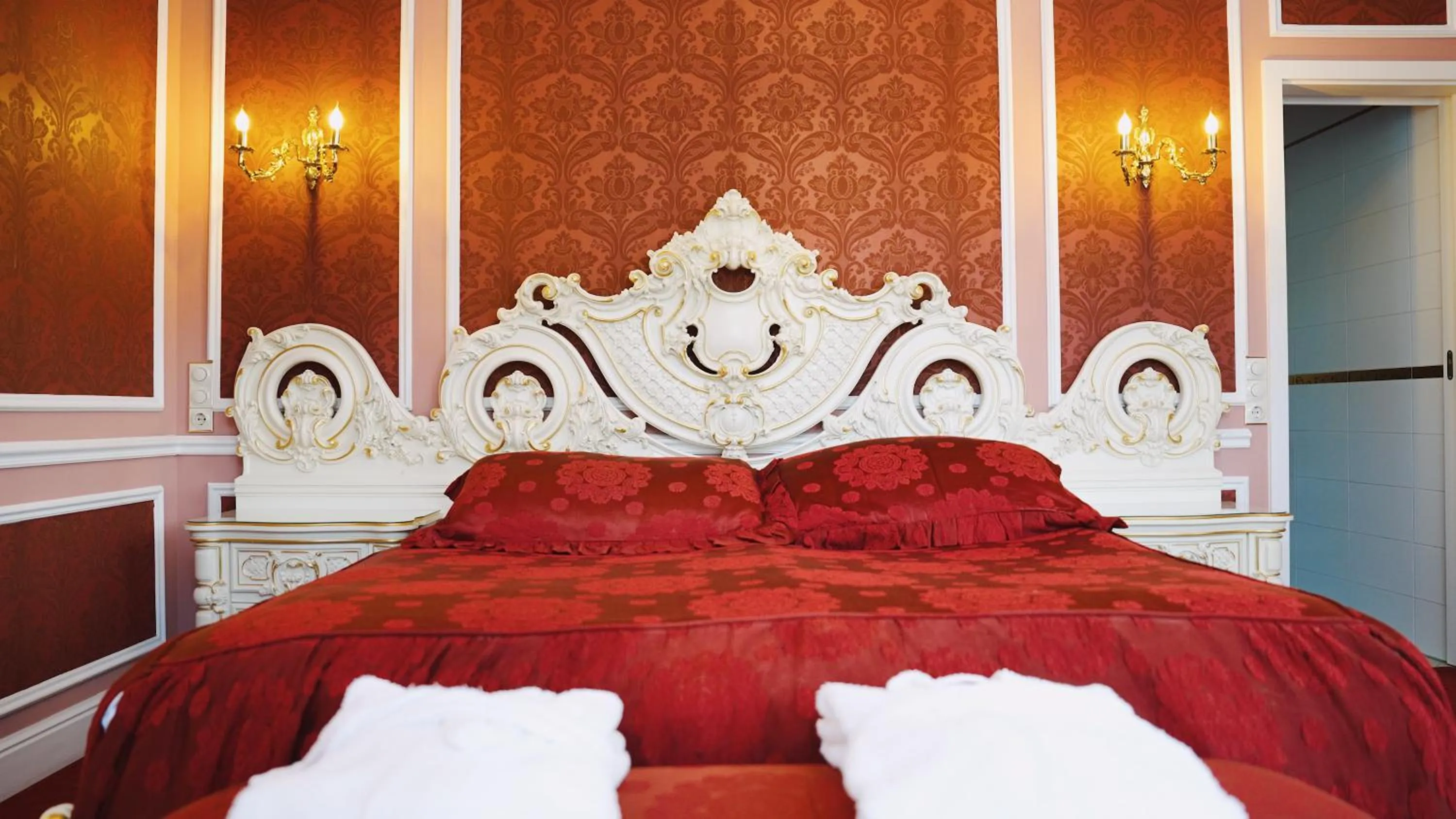 Bed in Hotel Monet - Das Kunsthotel an der Lahn