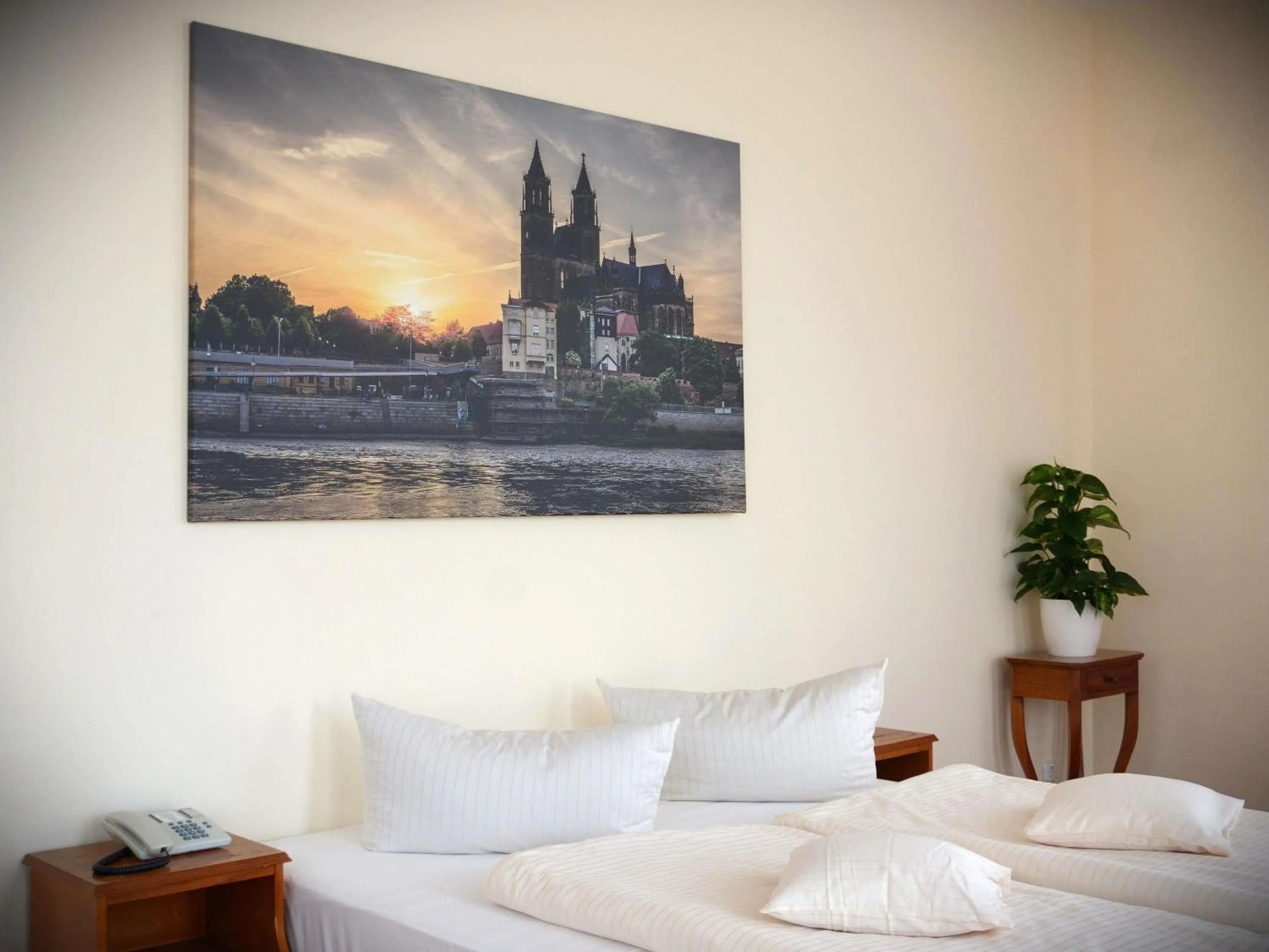 Bedroom, Bed in Mercure Hotel Plaza Magdeburg