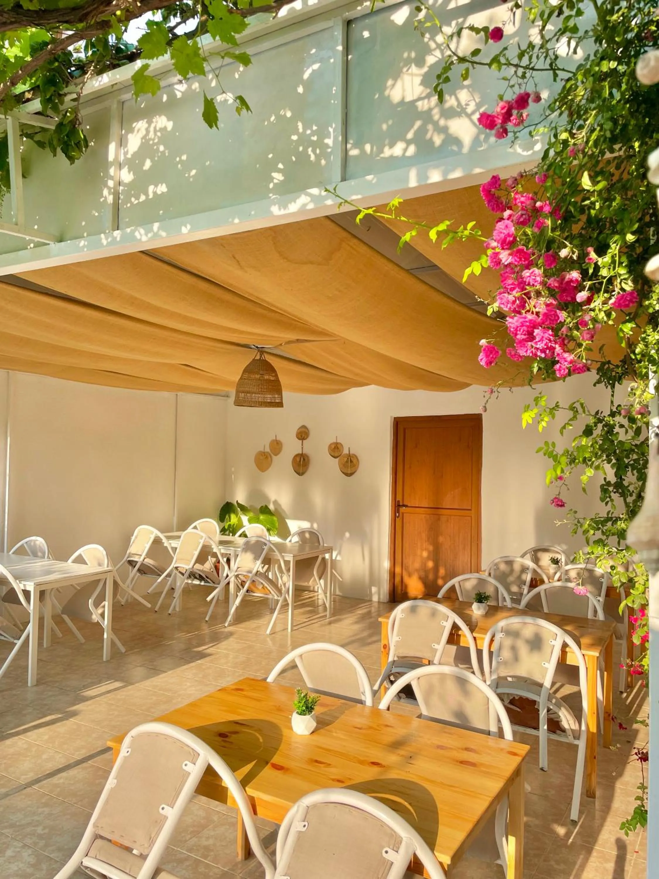 Restaurant/places to eat in Cennet Hotel