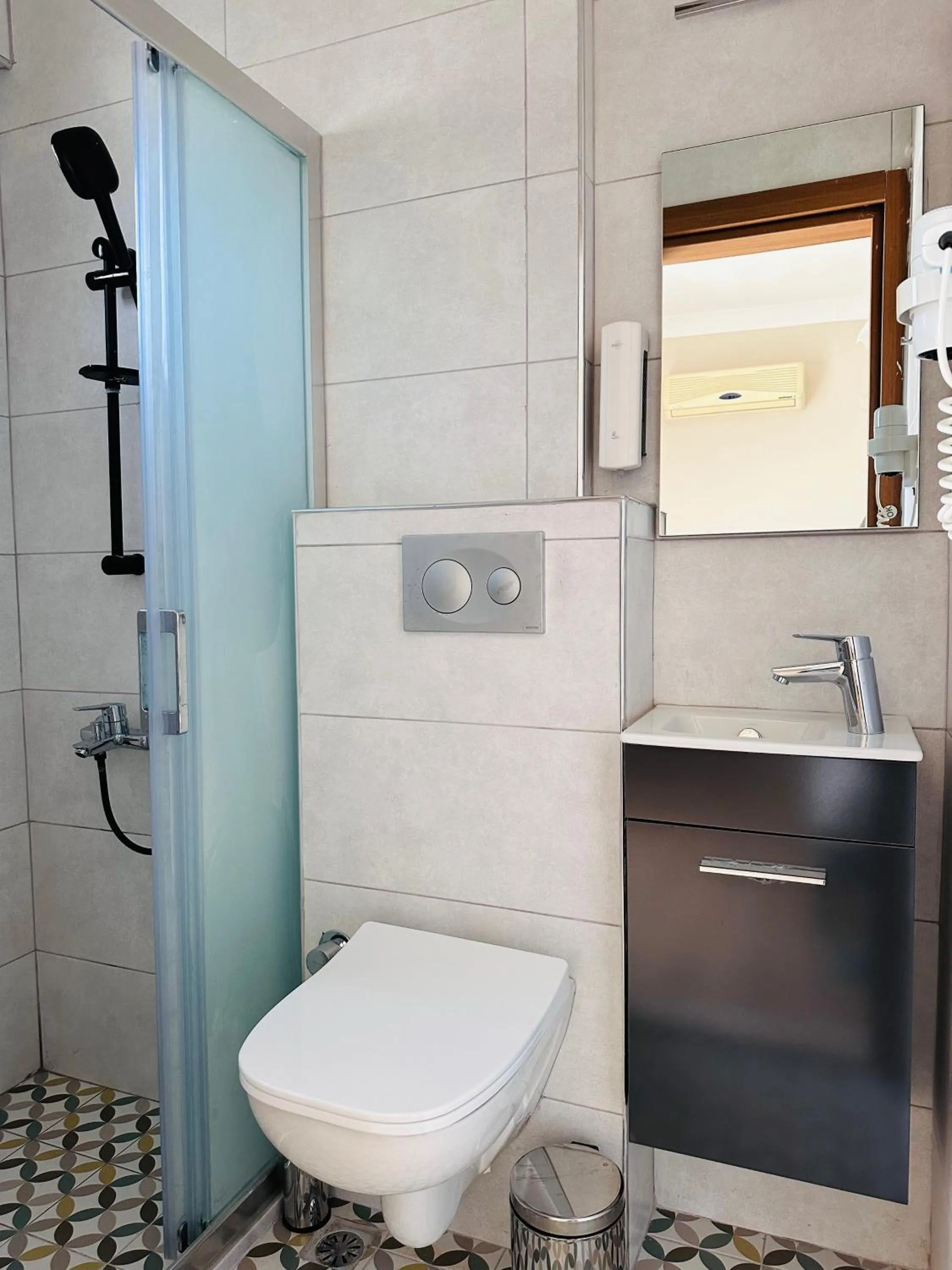 Bathroom in Cennet Hotel