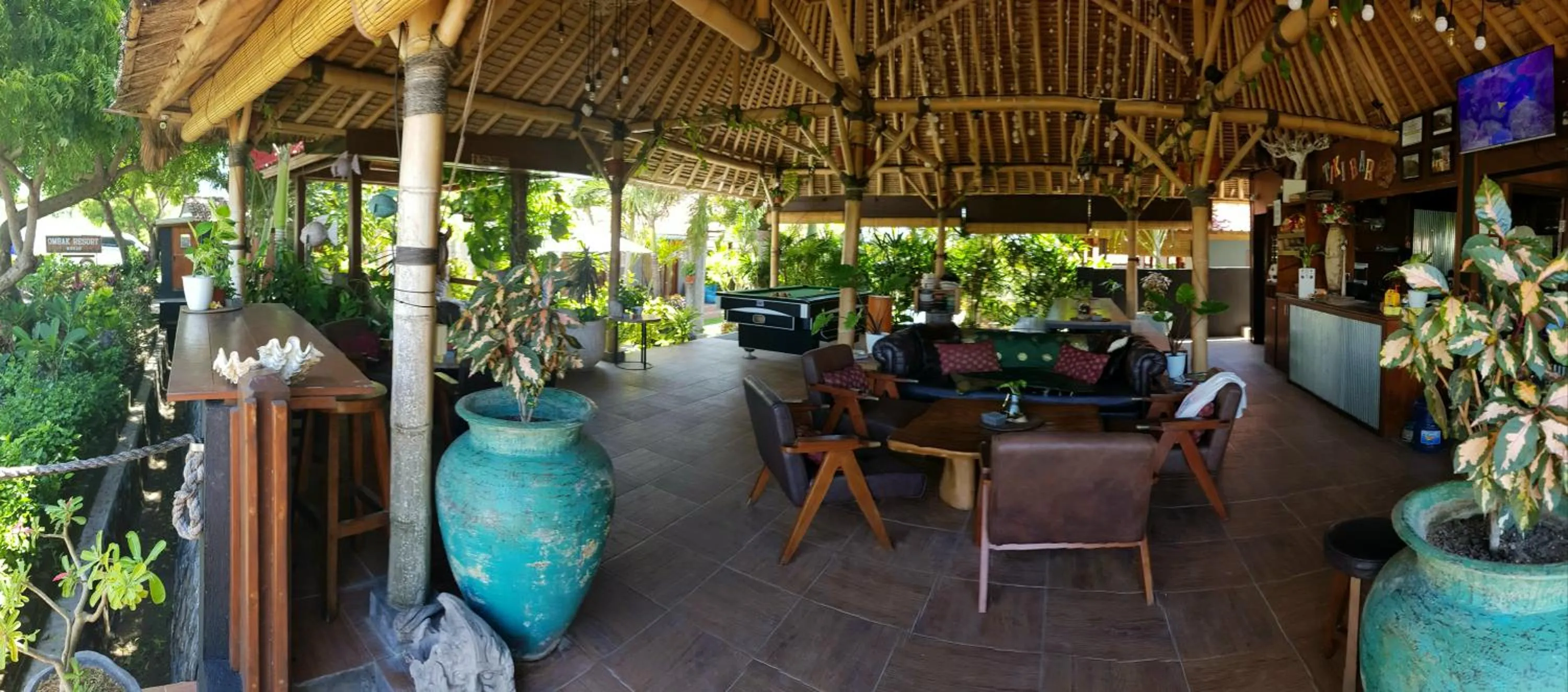 Restaurant/places to eat in Ombak Resort at Ekas , a luxury surf and kite destination, Close to Inside Ekas beach