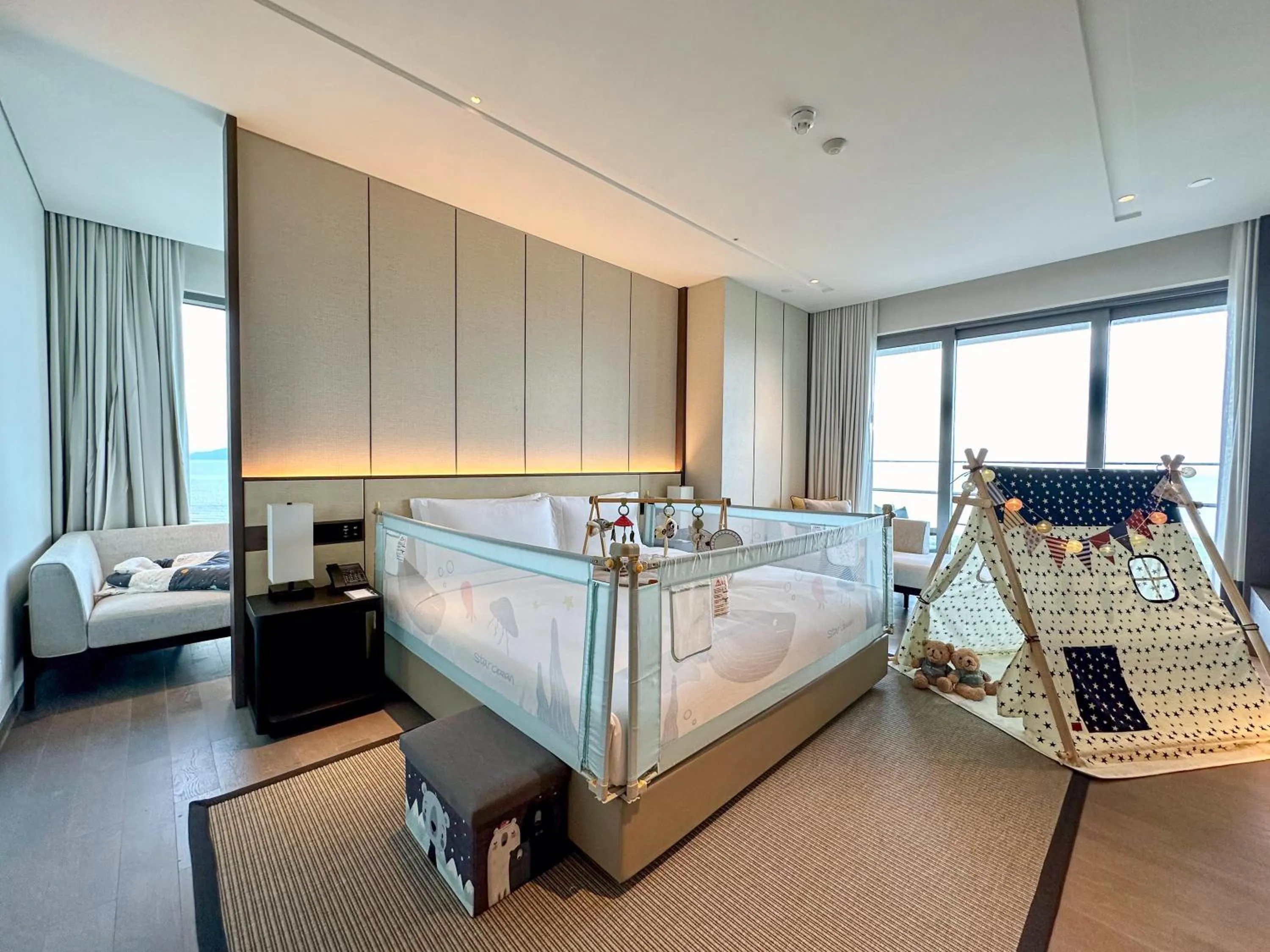 Bedroom, Bed in New World Hoiana Hotel