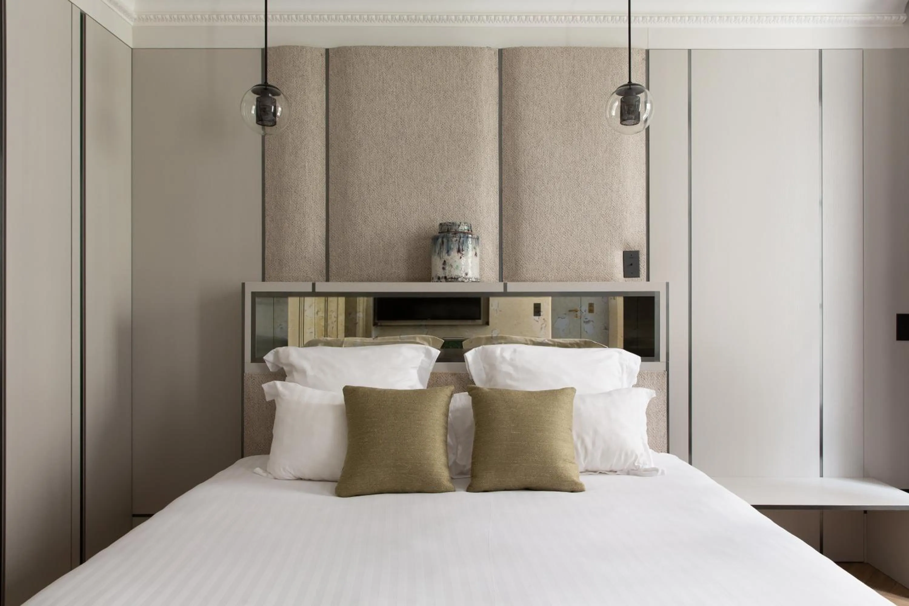 Bedroom, Bed in HIGHSTAY - Luxury Serviced Apartments - Tuileries Garden