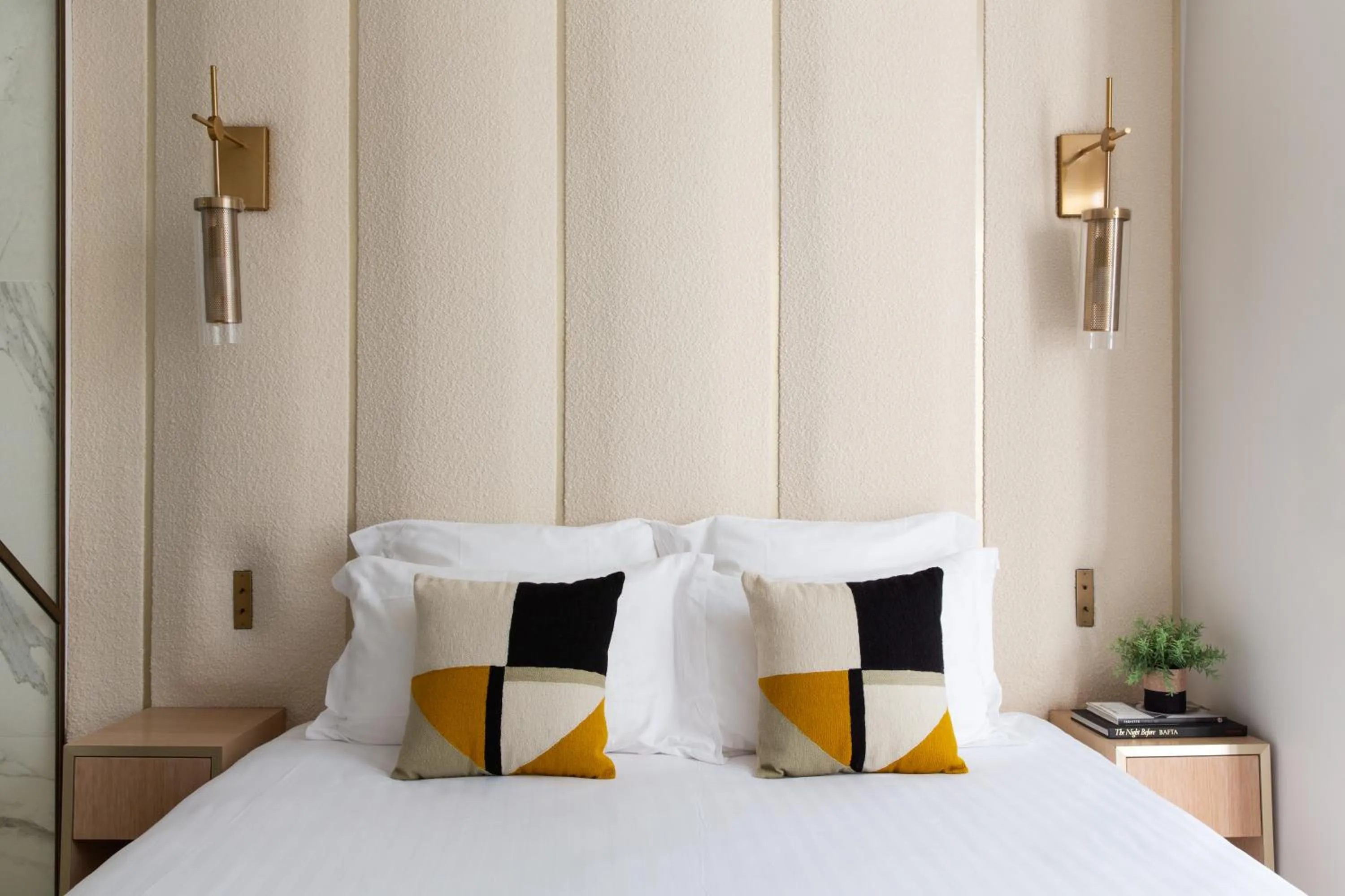 Bed in HIGHSTAY - Luxury Serviced Apartments - Tuileries Garden