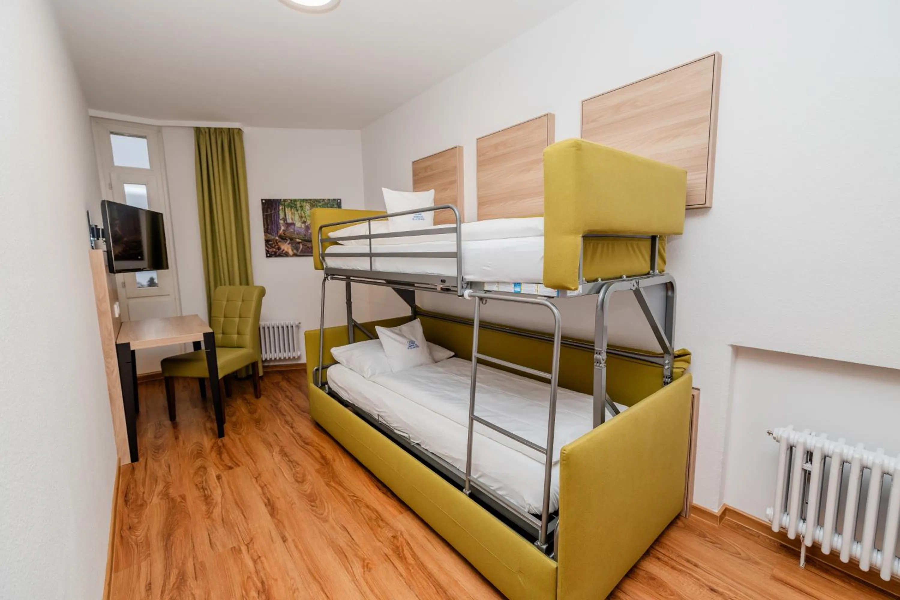 children, Bed in Parkhotel St.Leonhard