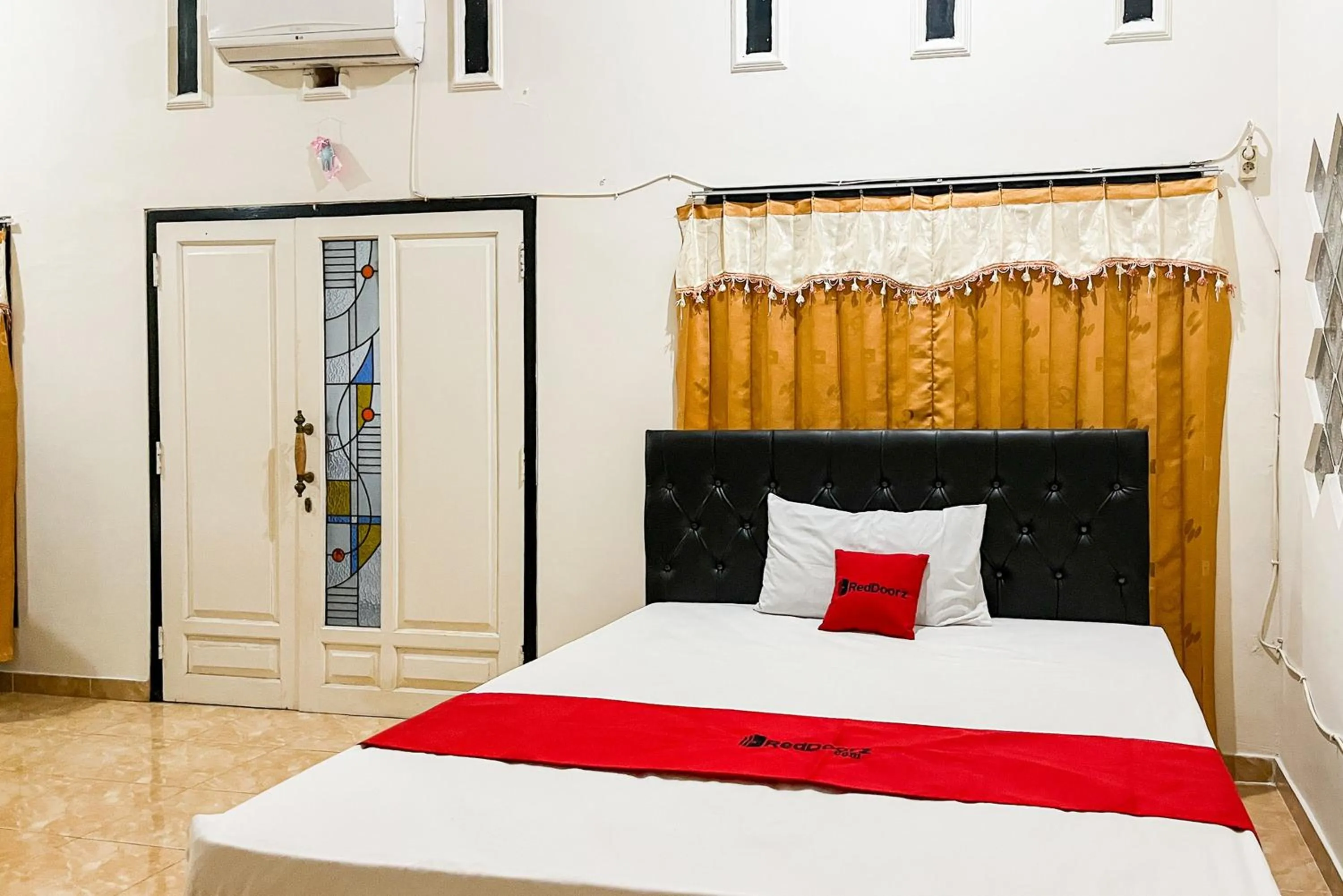 Bed in RedDoorz Syariah At Santana Stasiun Kepanjen