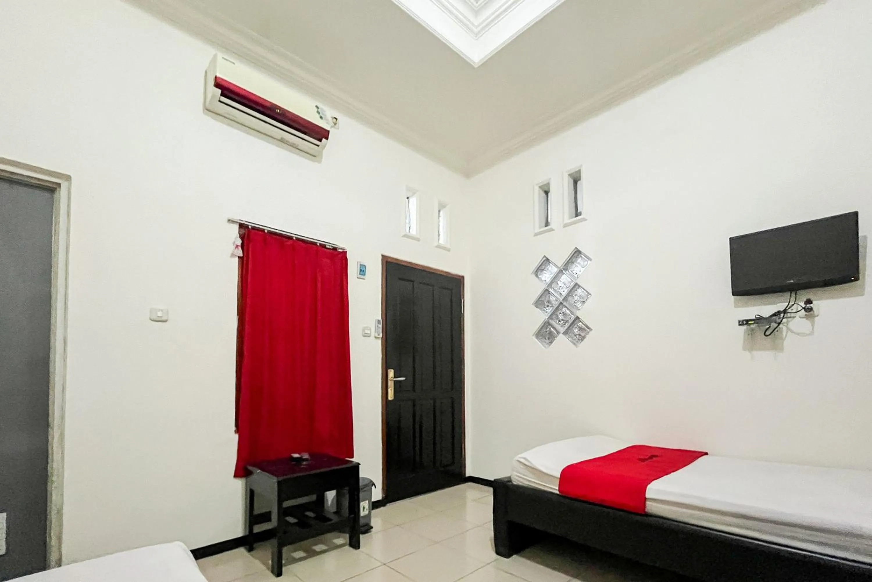 Bed in RedDoorz Syariah At Santana Stasiun Kepanjen