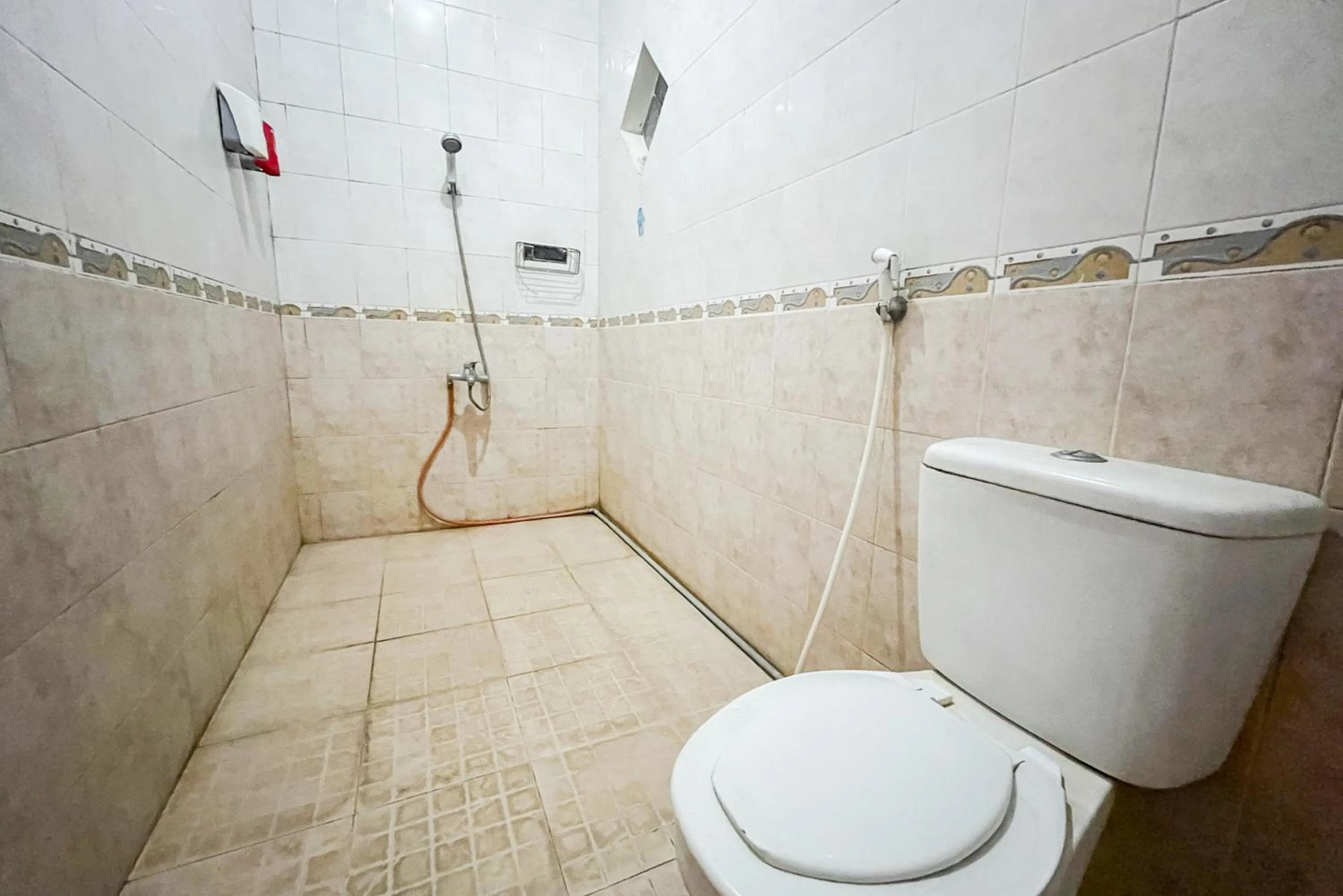 Bathroom in RedDoorz Syariah At Santana Stasiun Kepanjen