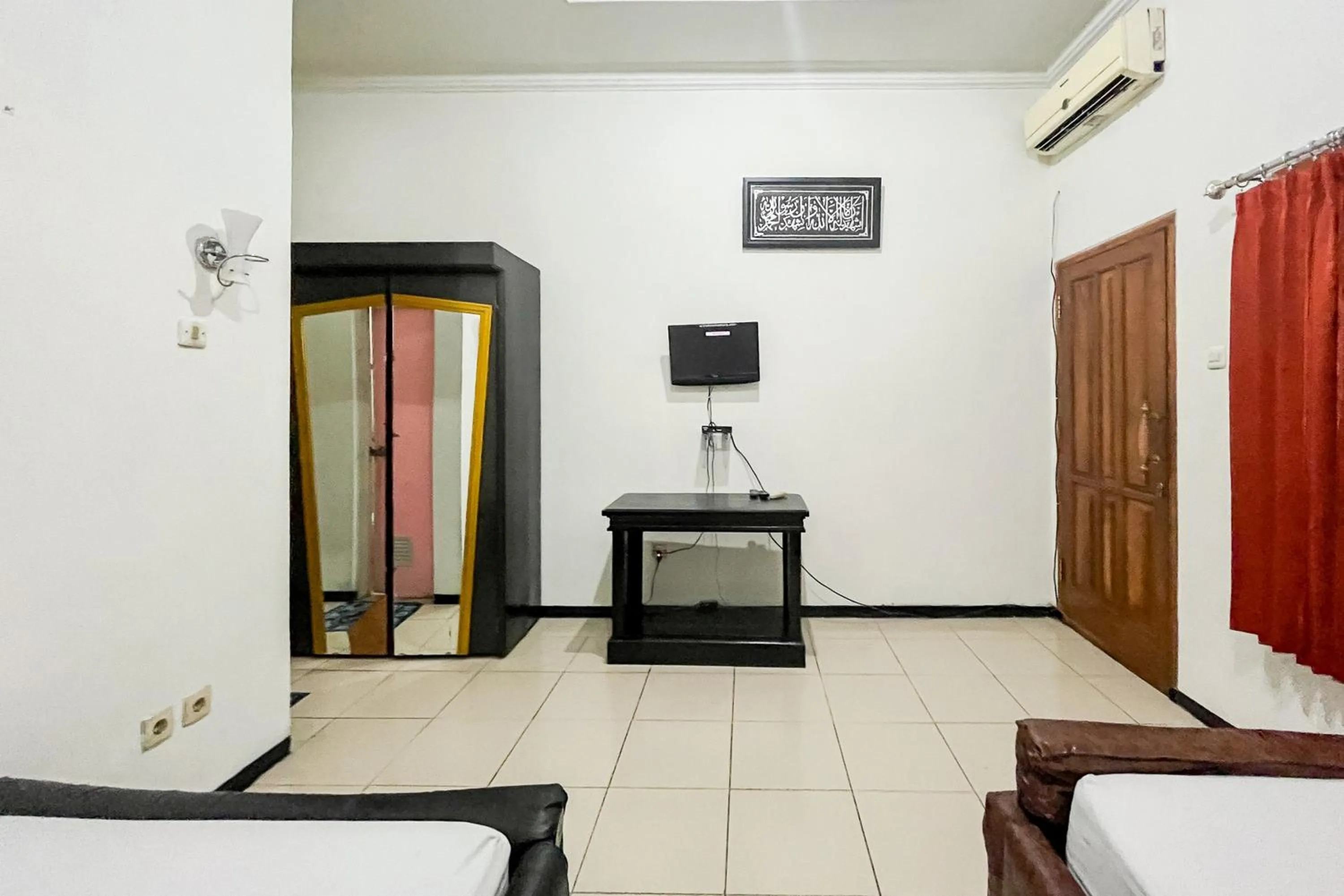 TV and multimedia in RedDoorz Syariah At Santana Stasiun Kepanjen