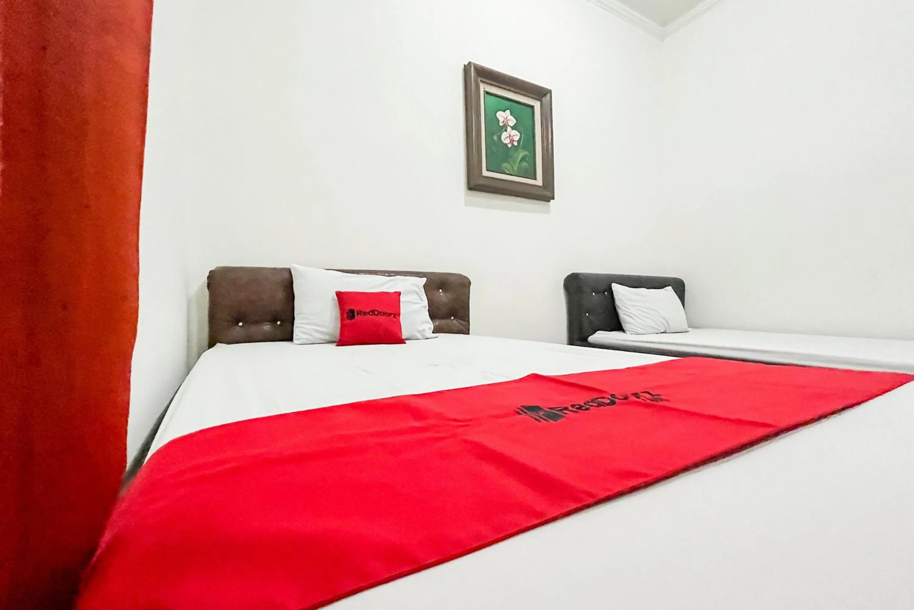 Bed in RedDoorz Syariah At Santana Stasiun Kepanjen