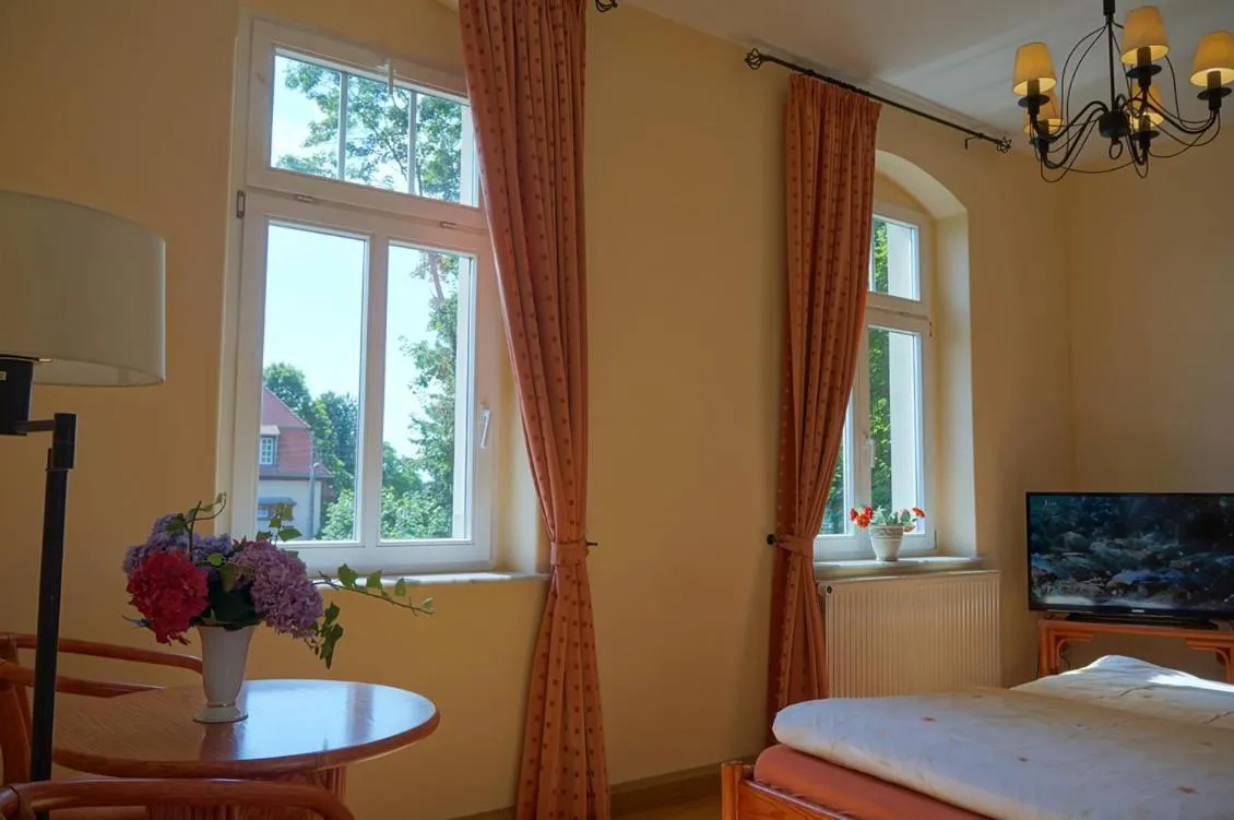 room service, Bed in Hotel-Appartement-Villa Ulenburg