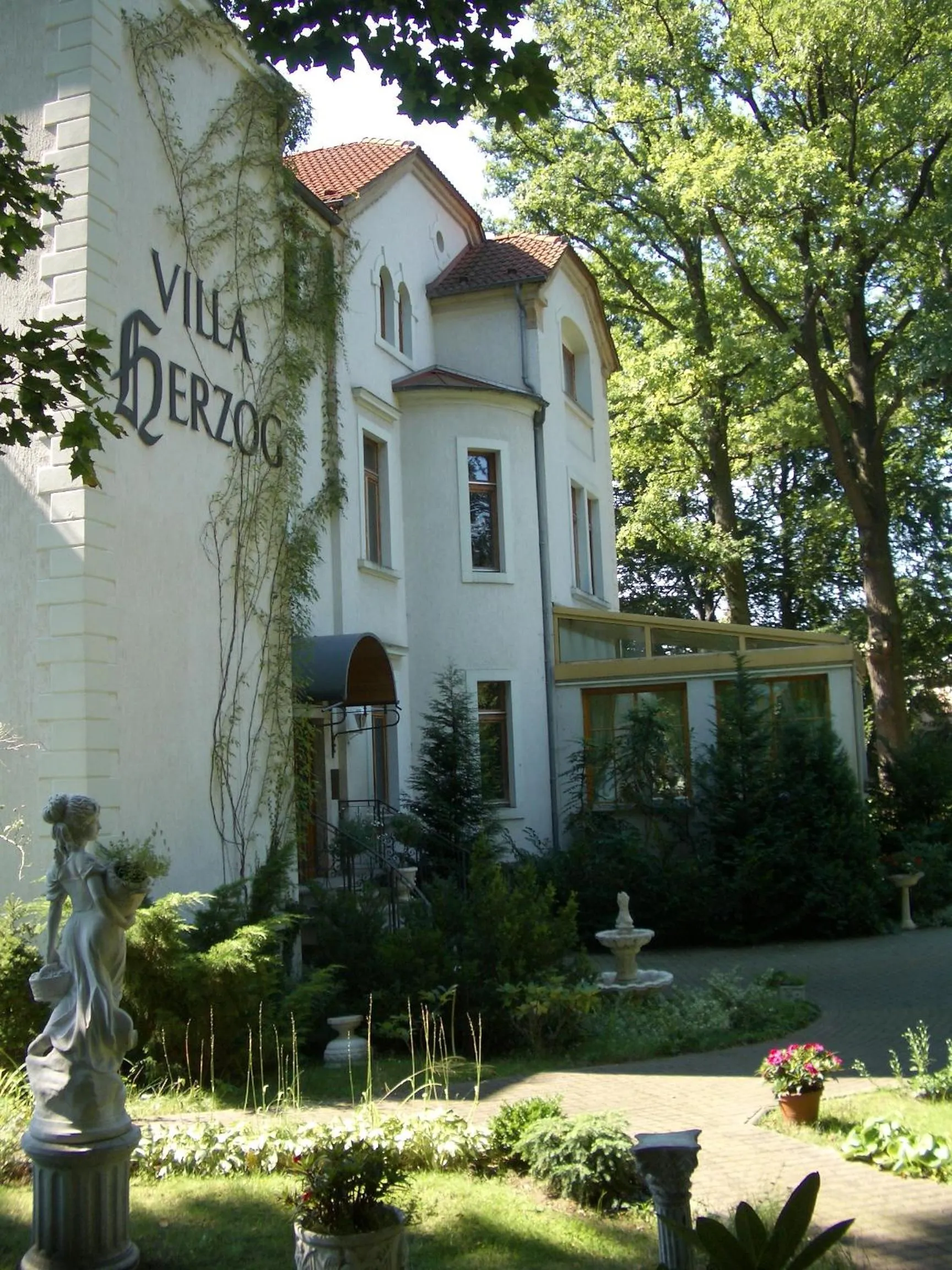 Facade/entrance in Hotel Villa Herzog