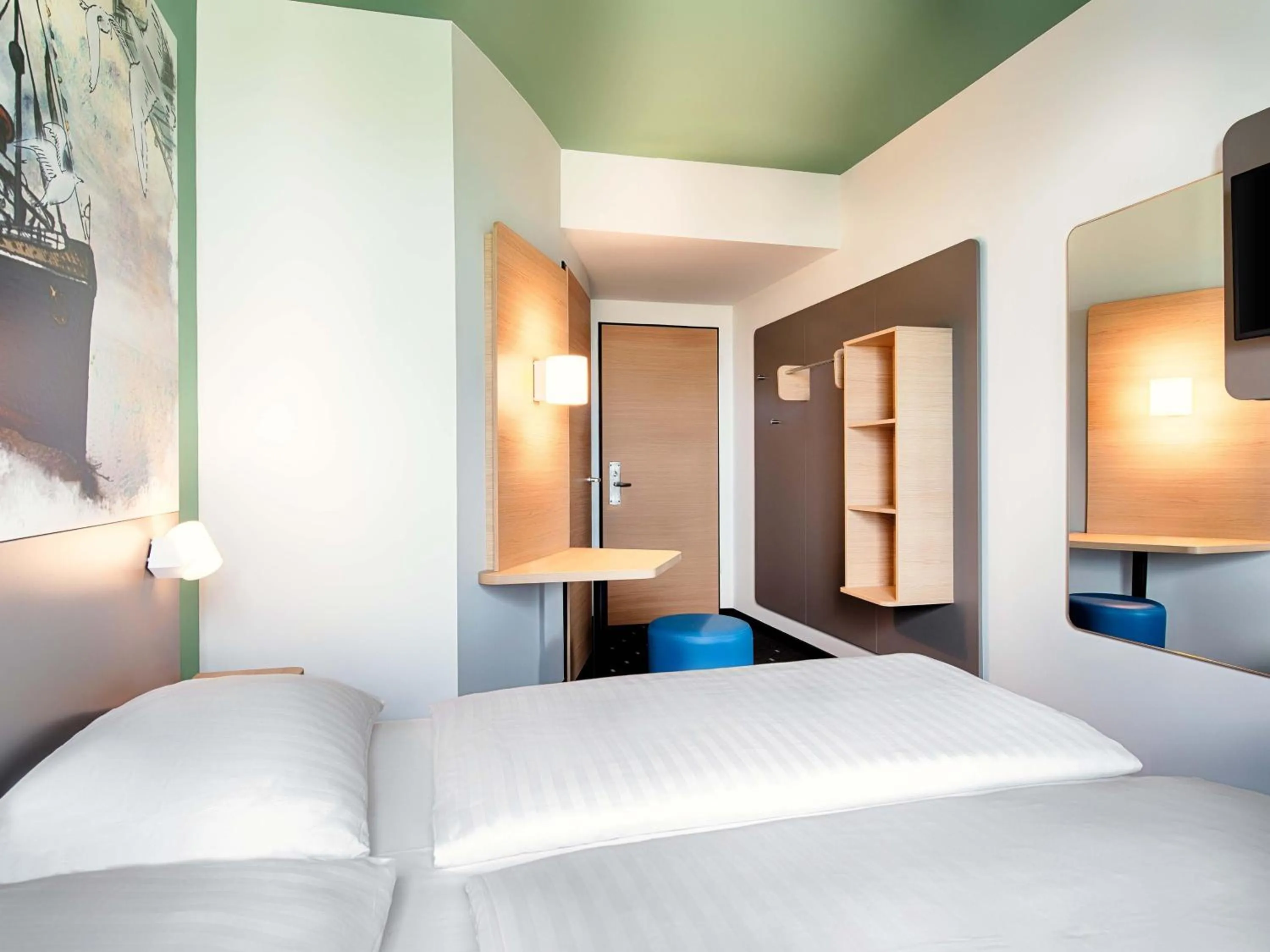 Photo of the whole room, Bed in B&B Hotel Wilhelmshaven