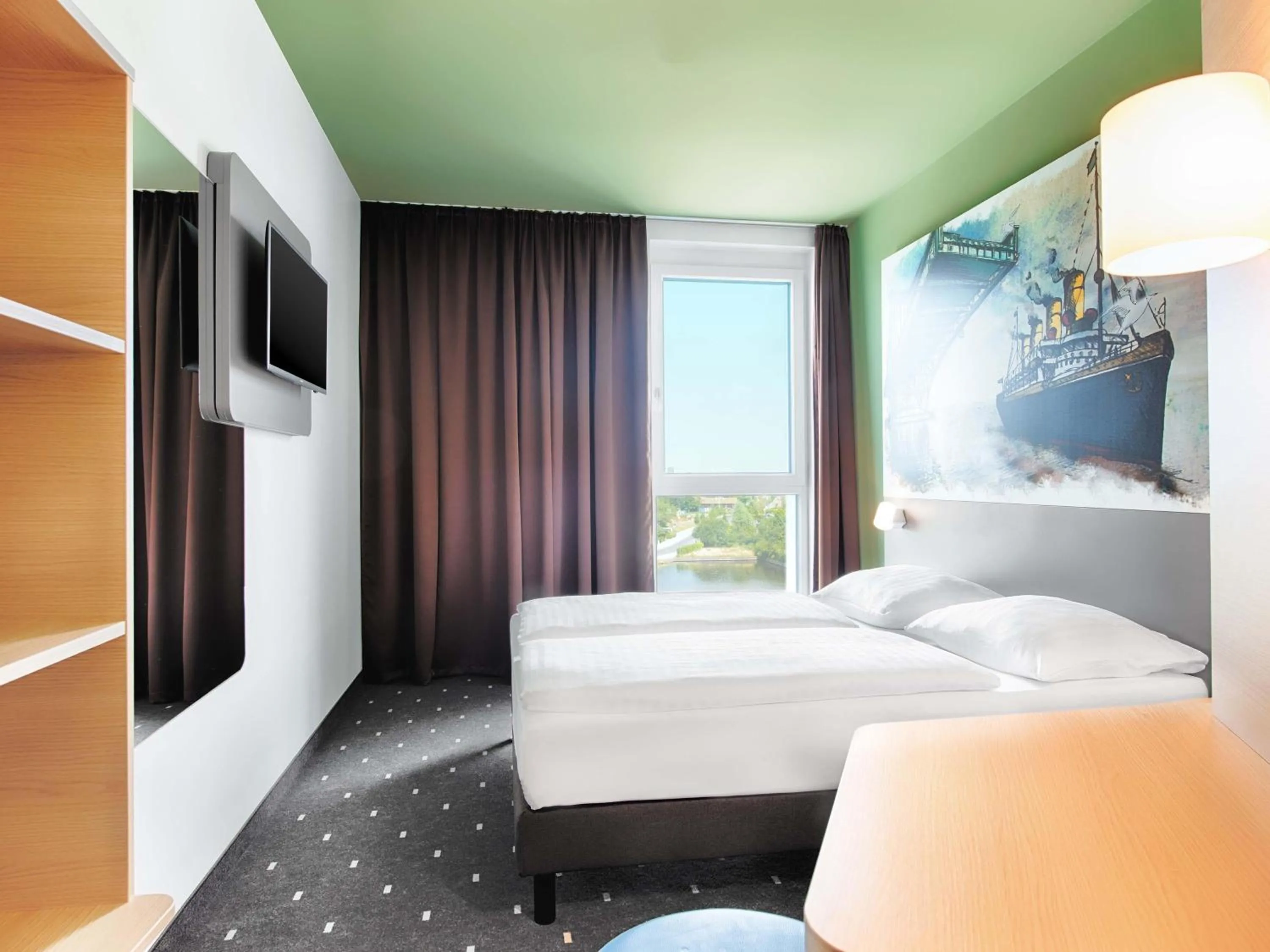 Photo of the whole room, Bed in B&B Hotel Wilhelmshaven