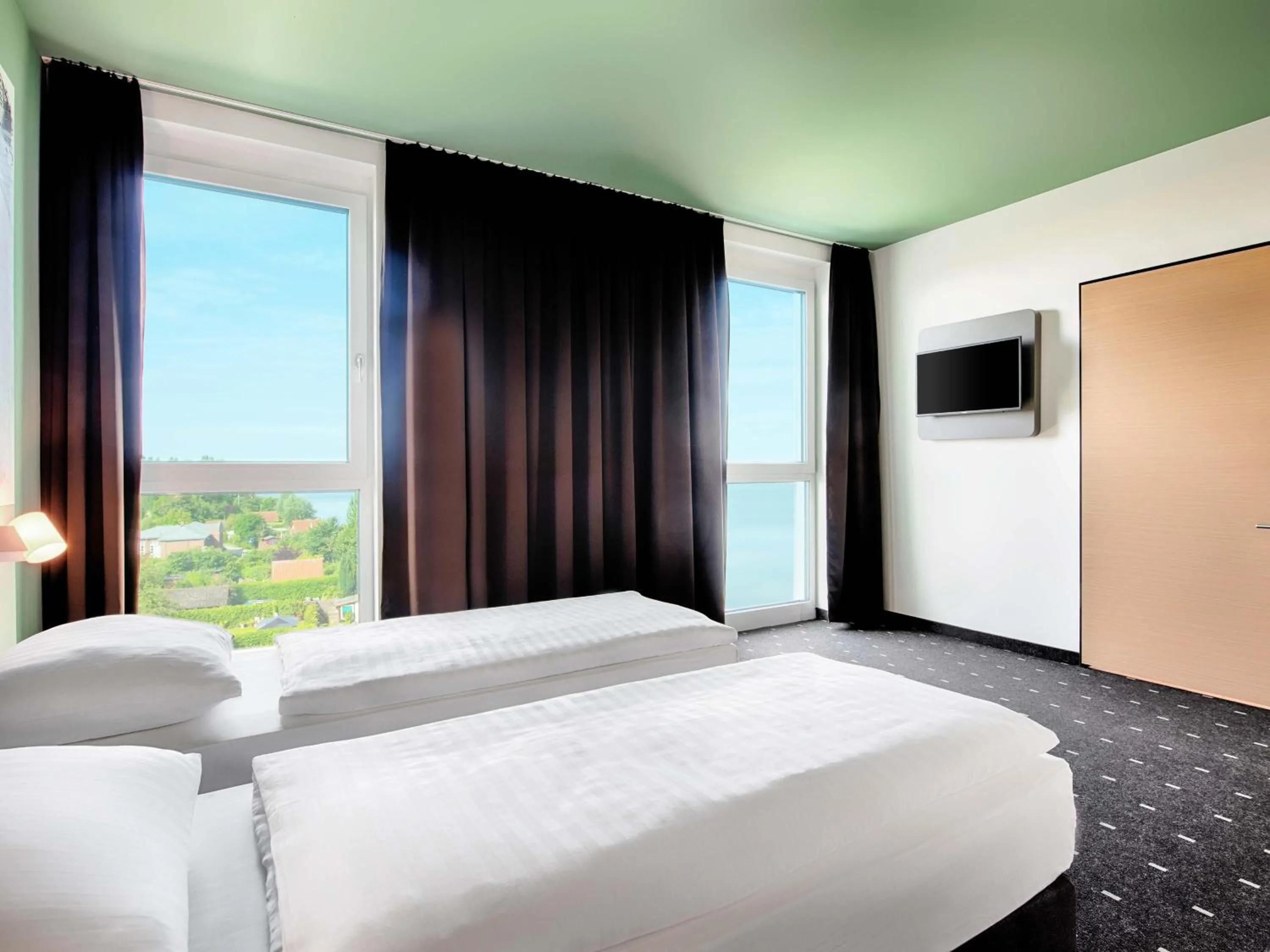 Photo of the whole room, Bed in B&B Hotel Wilhelmshaven