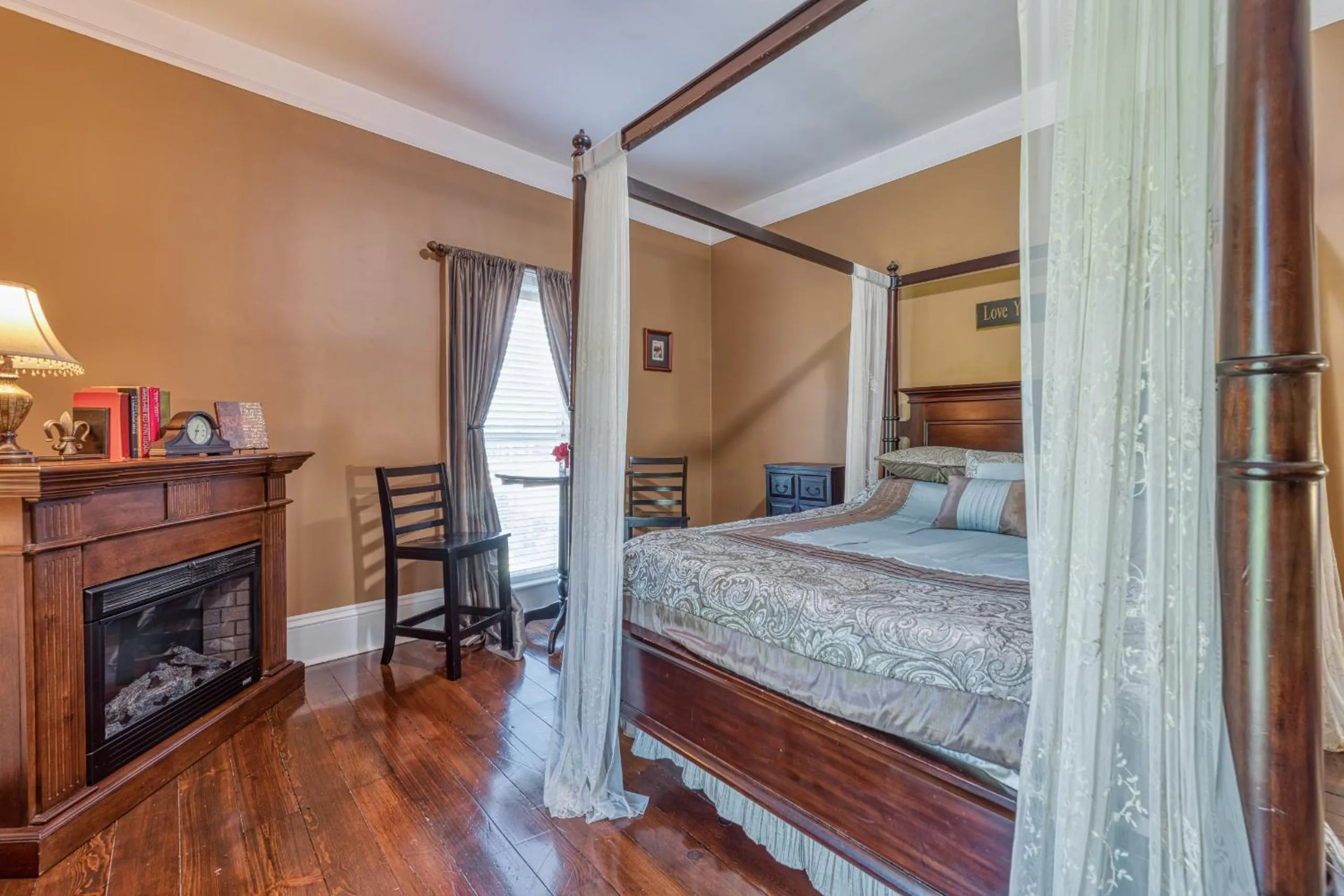 Bedroom, Bed in Monroe Manor Inn