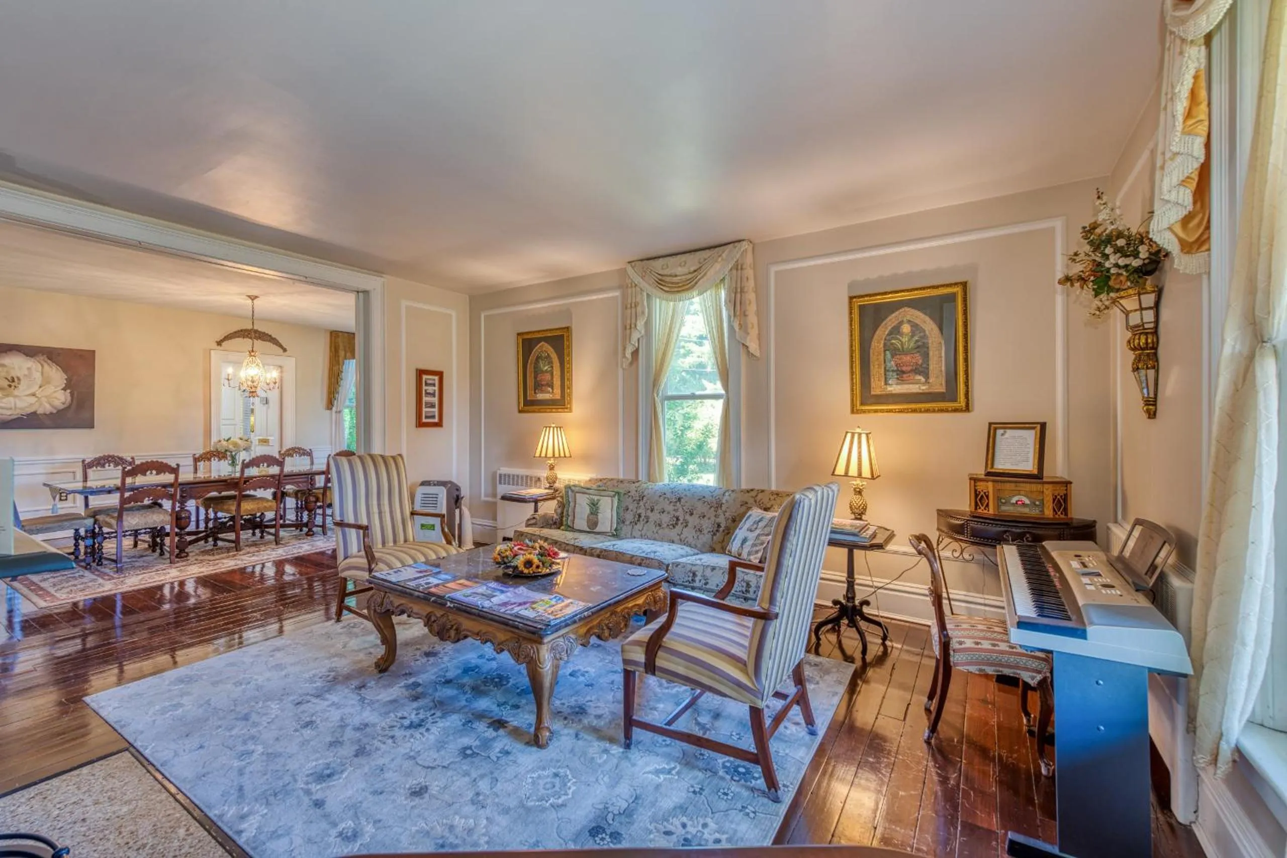 Living room in Monroe Manor Inn