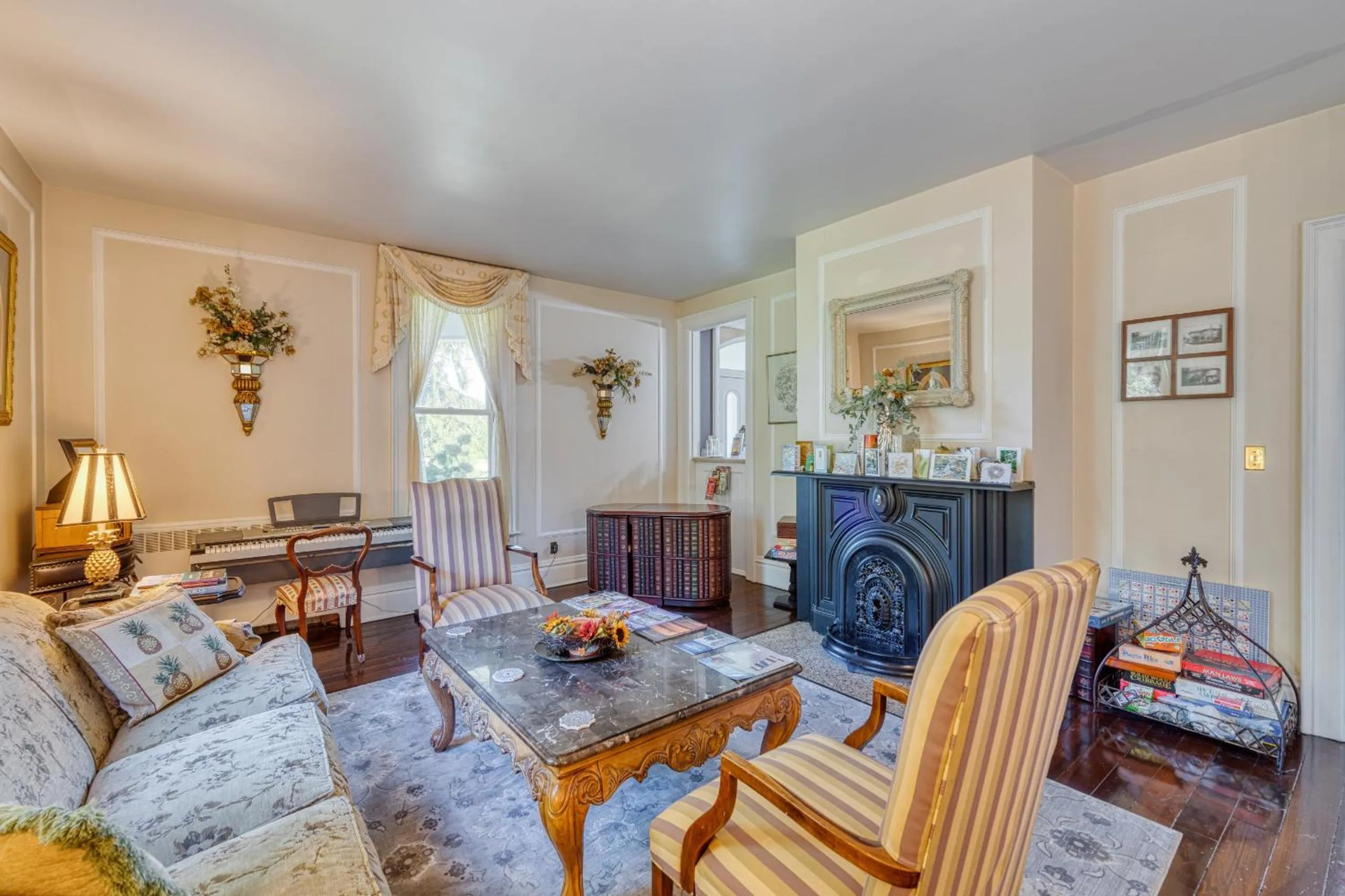 Living room in Monroe Manor Inn