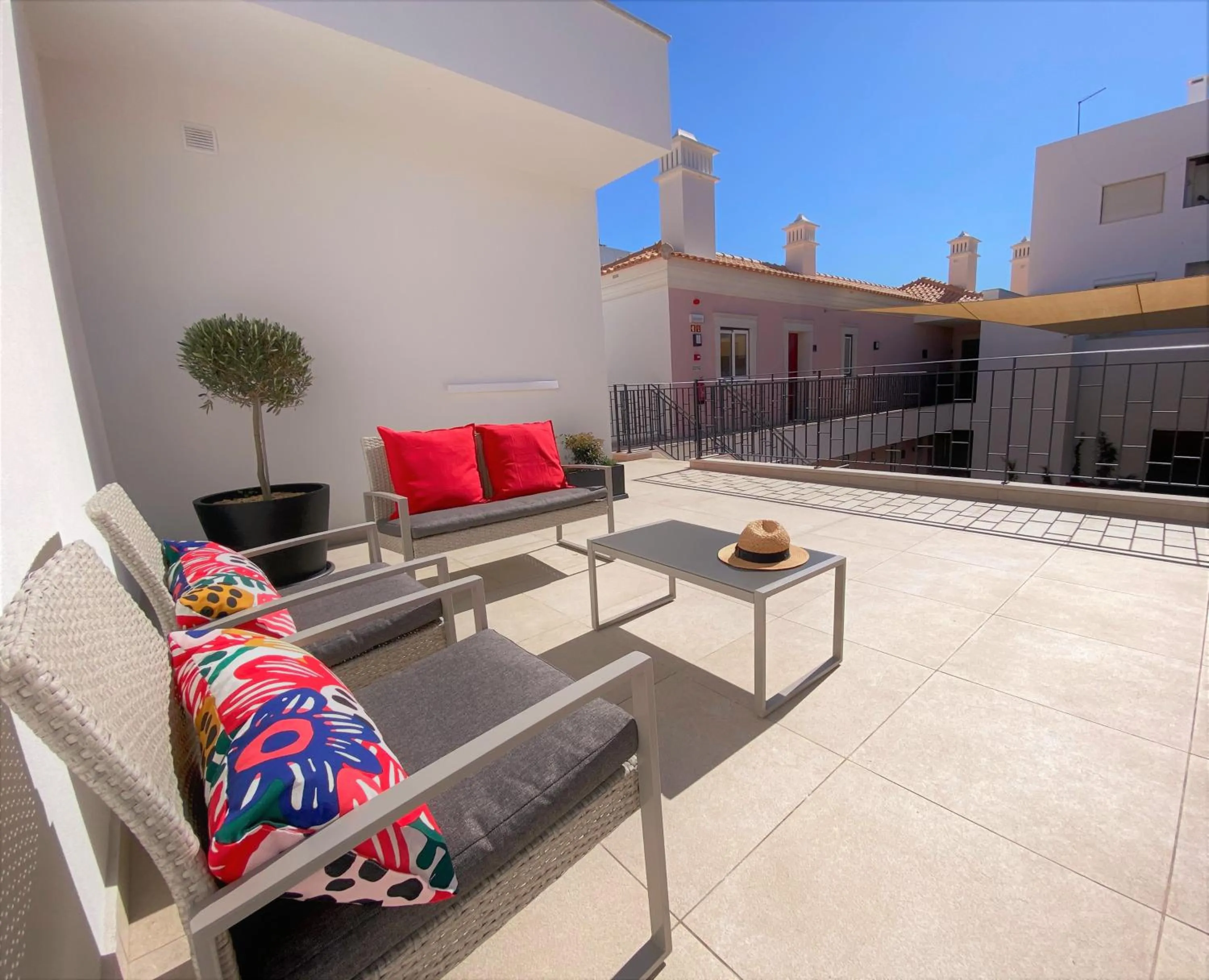 Property building in Cardeal Suites & Apartments