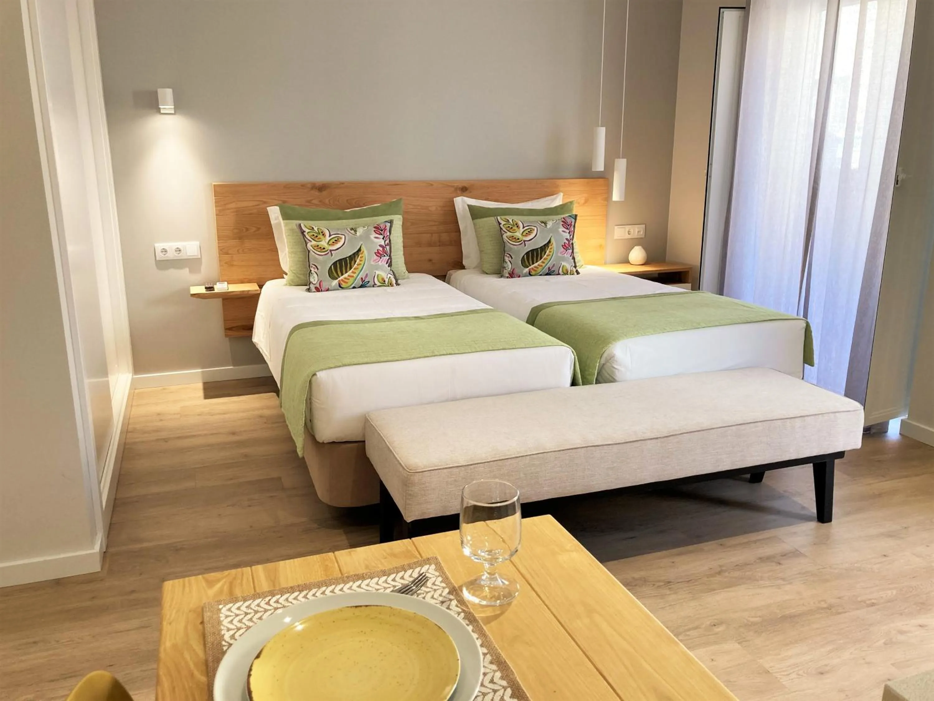 View (from property/room), Bed in Cardeal Suites & Apartments