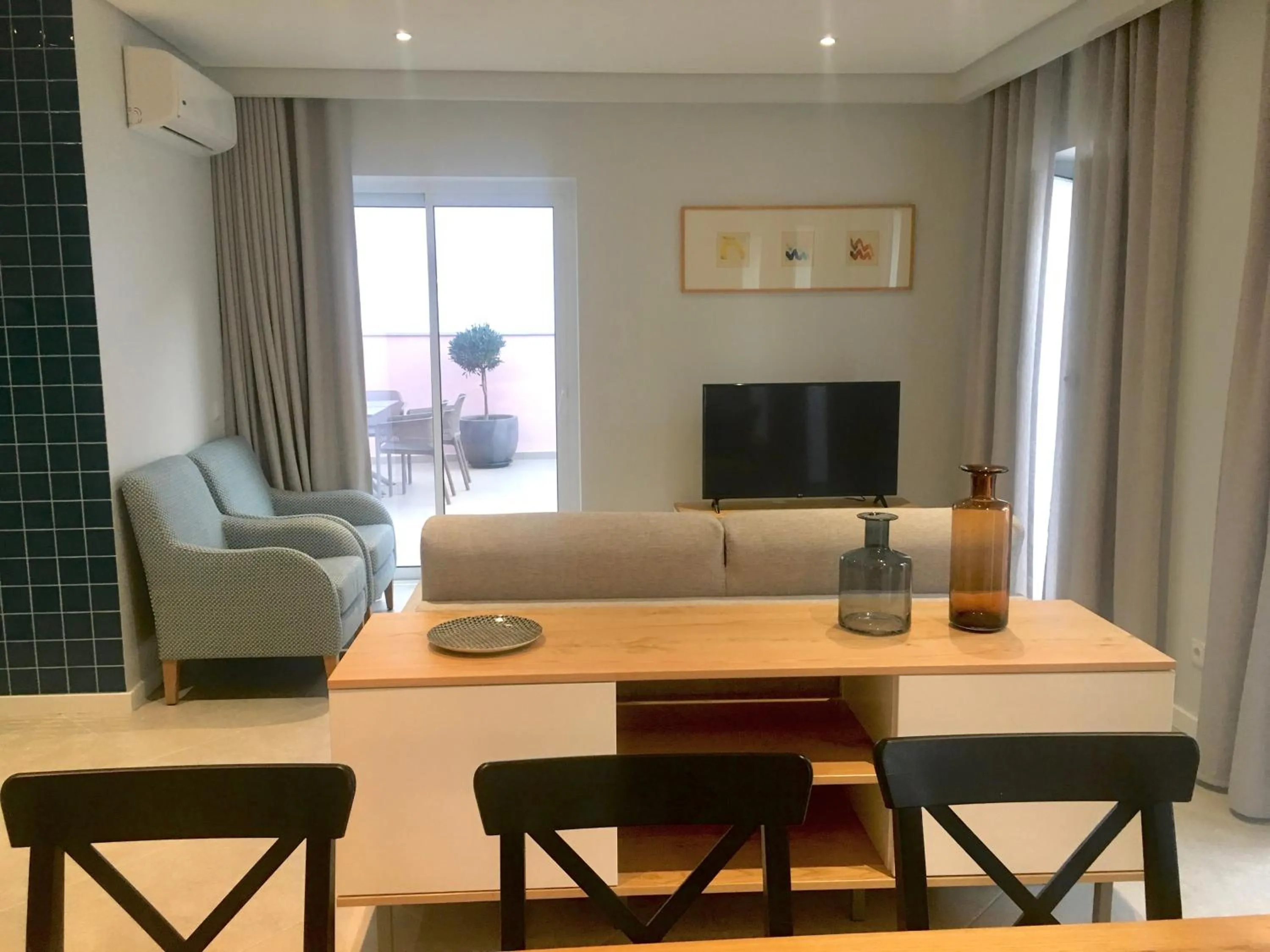 TV and multimedia in Cardeal Suites & Apartments