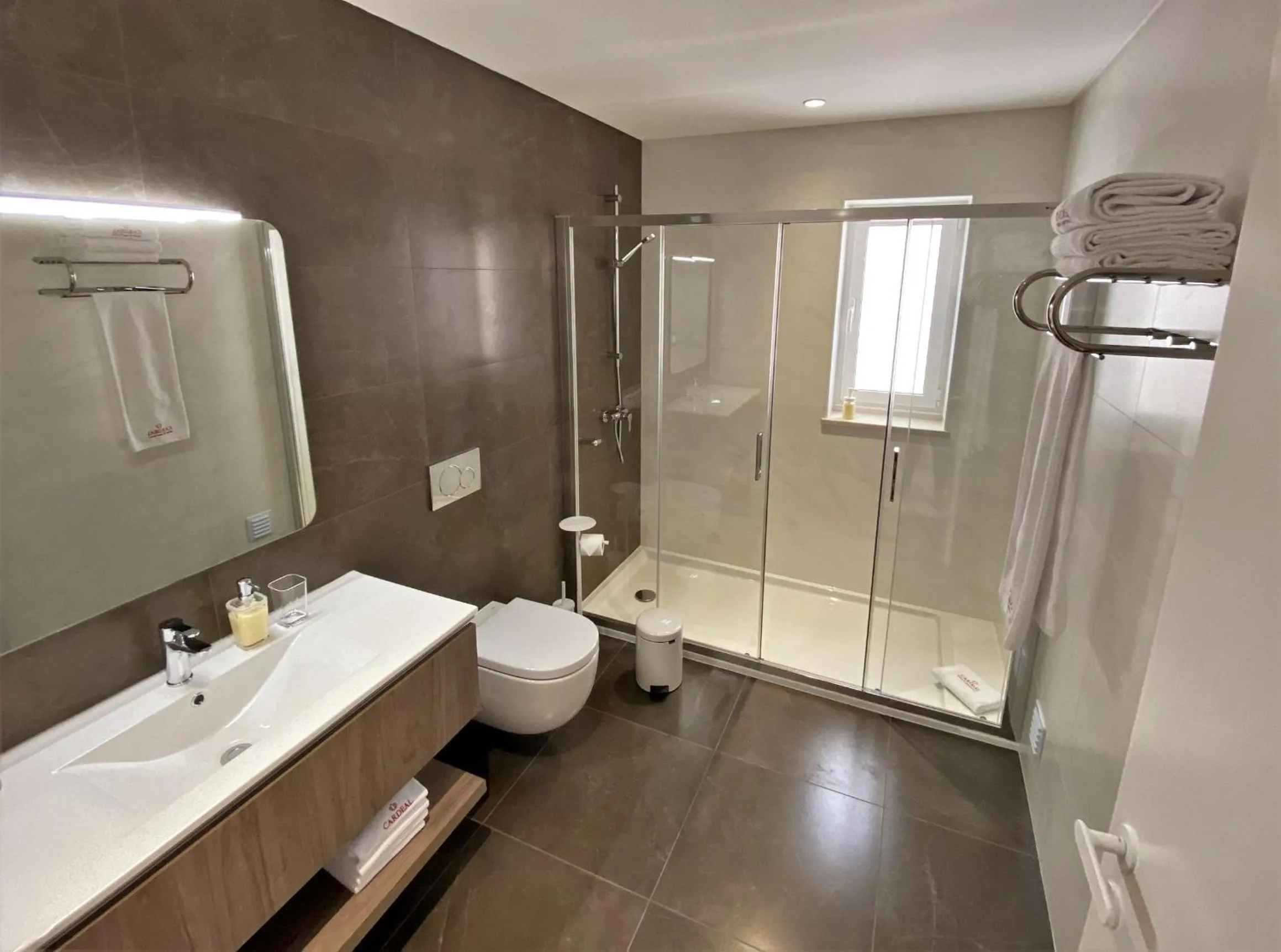 Shower in Cardeal Suites & Apartments