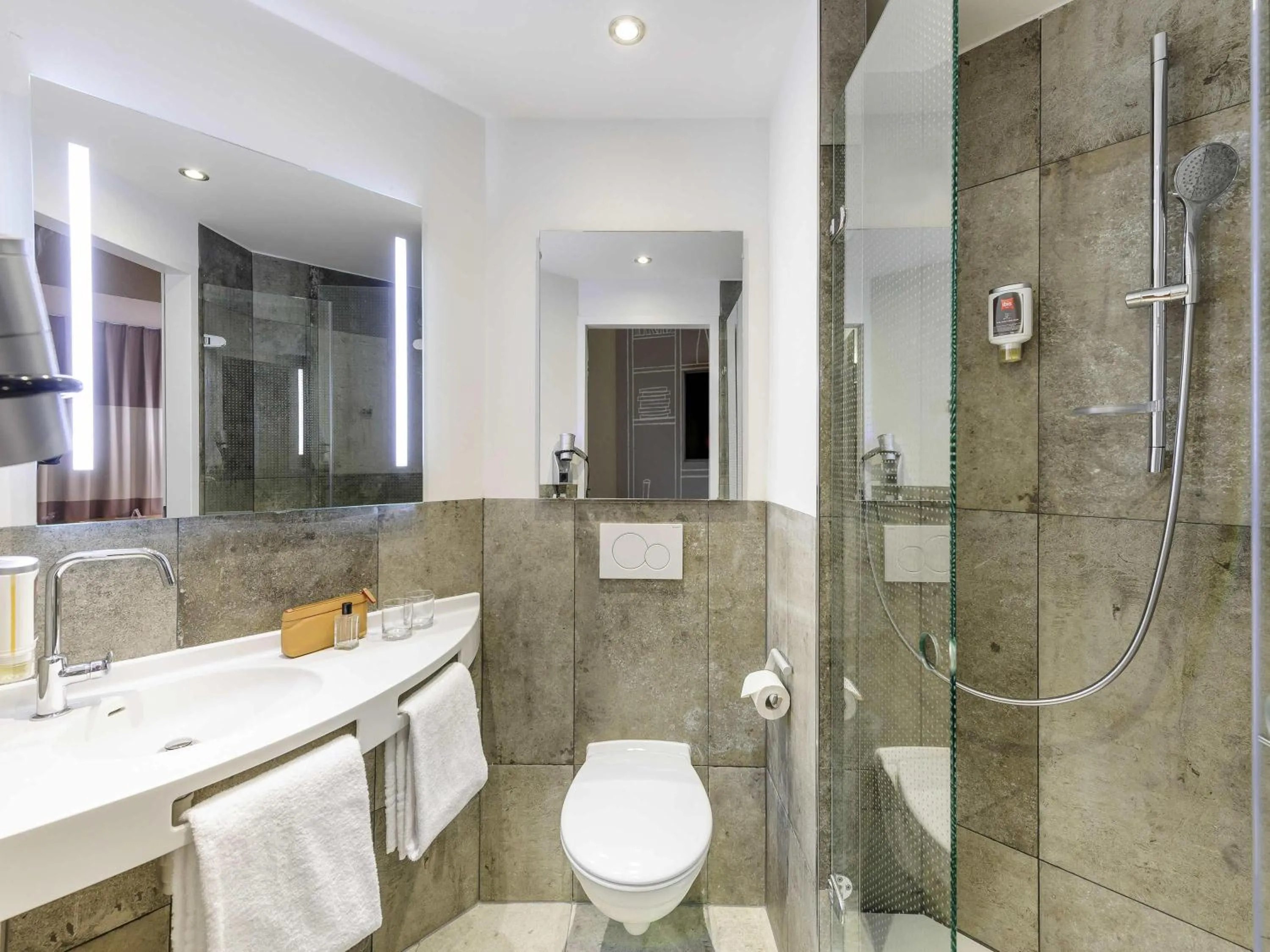 Bedroom in ibis Hotel München Messe