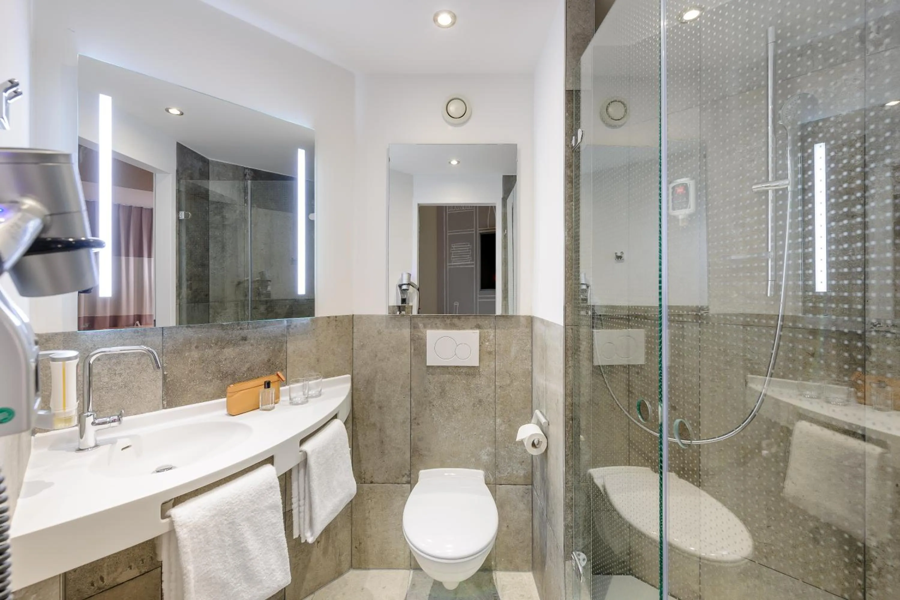 Shower in ibis Hotel München Messe