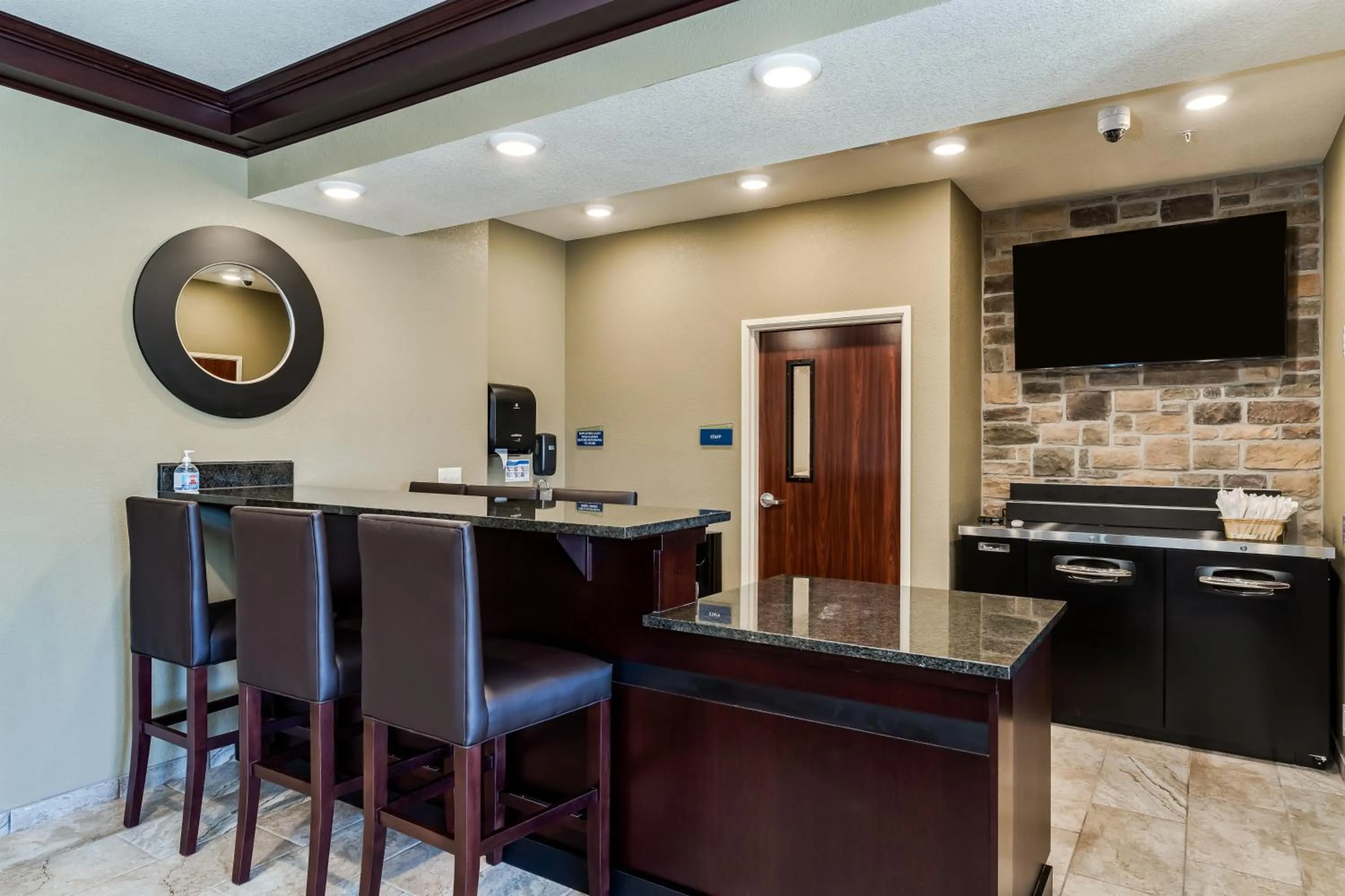 Communal lounge/ TV room in Cobblestone Hotel & Suites - Morgan