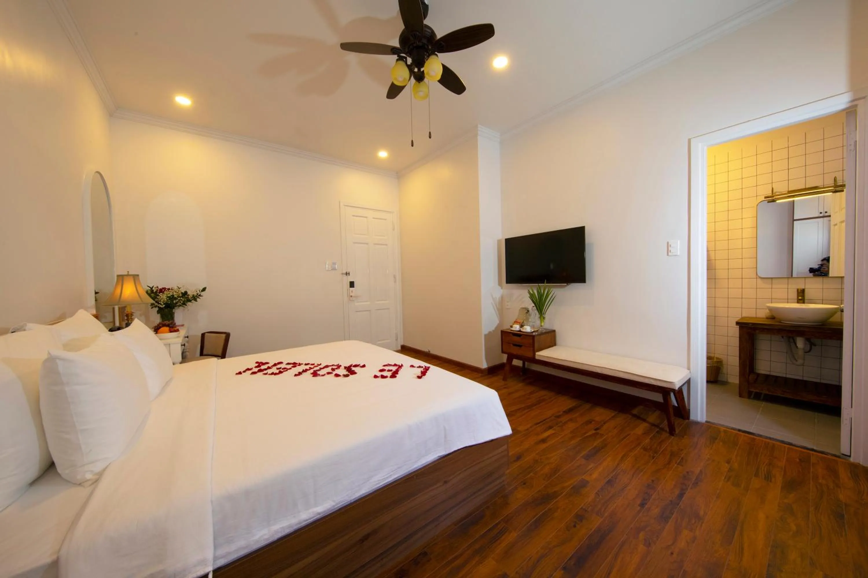 Toilet, Bed in Le Soleil Boutique Hotel