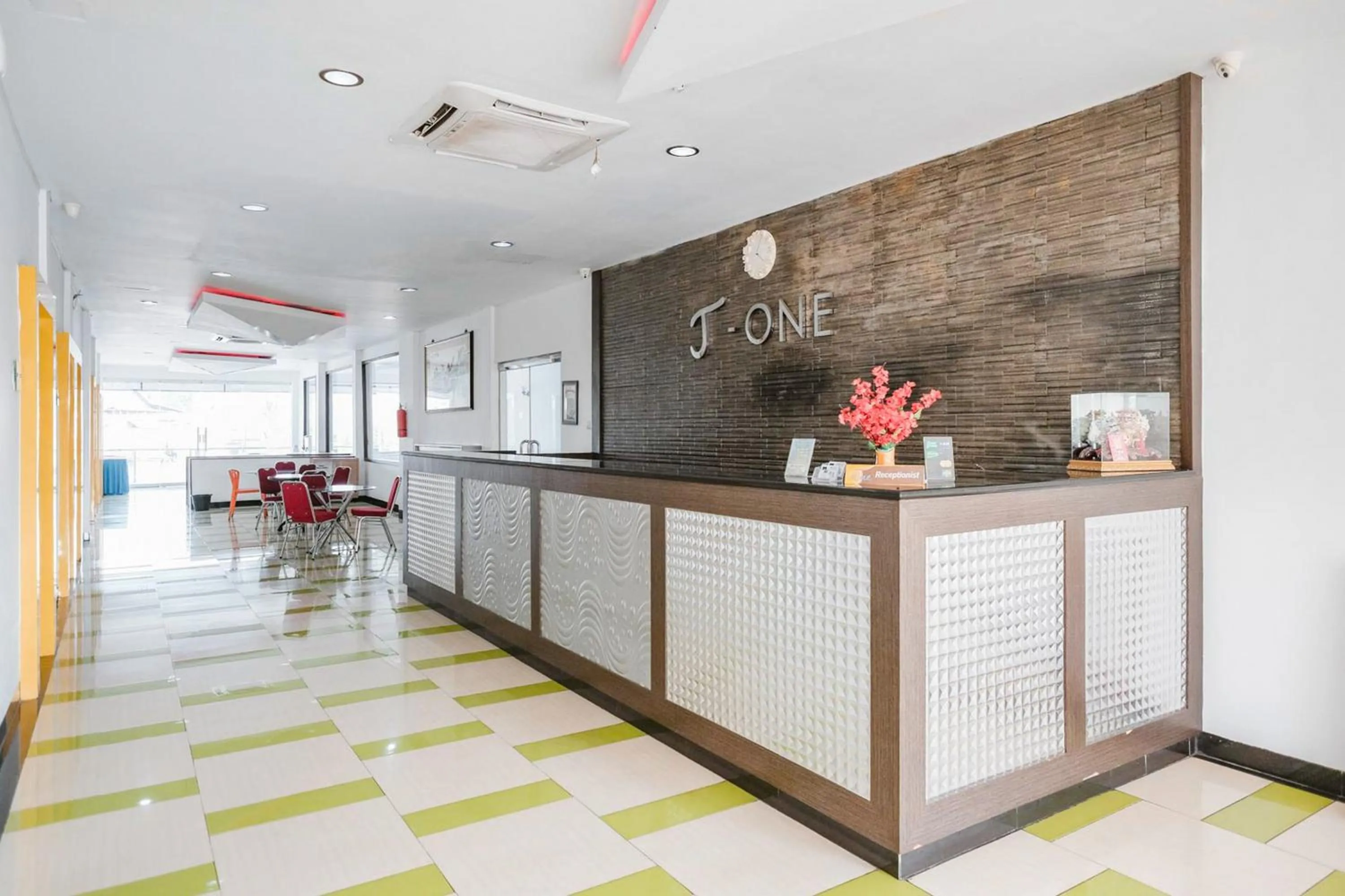 Lobby or reception in RedDoorz Premium at Hotel T-ONE Jambi