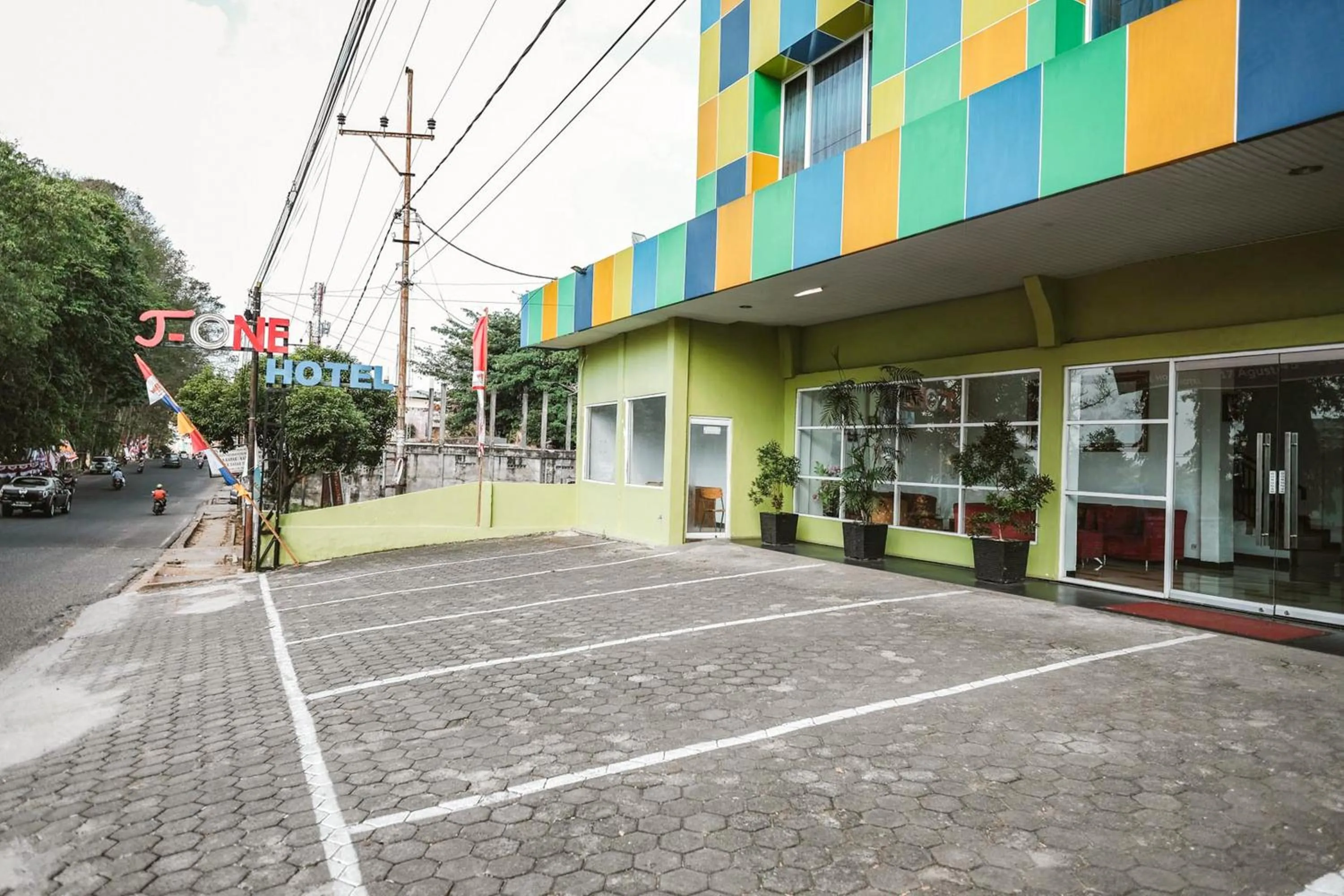 Parking in RedDoorz Premium at Hotel T-ONE Jambi