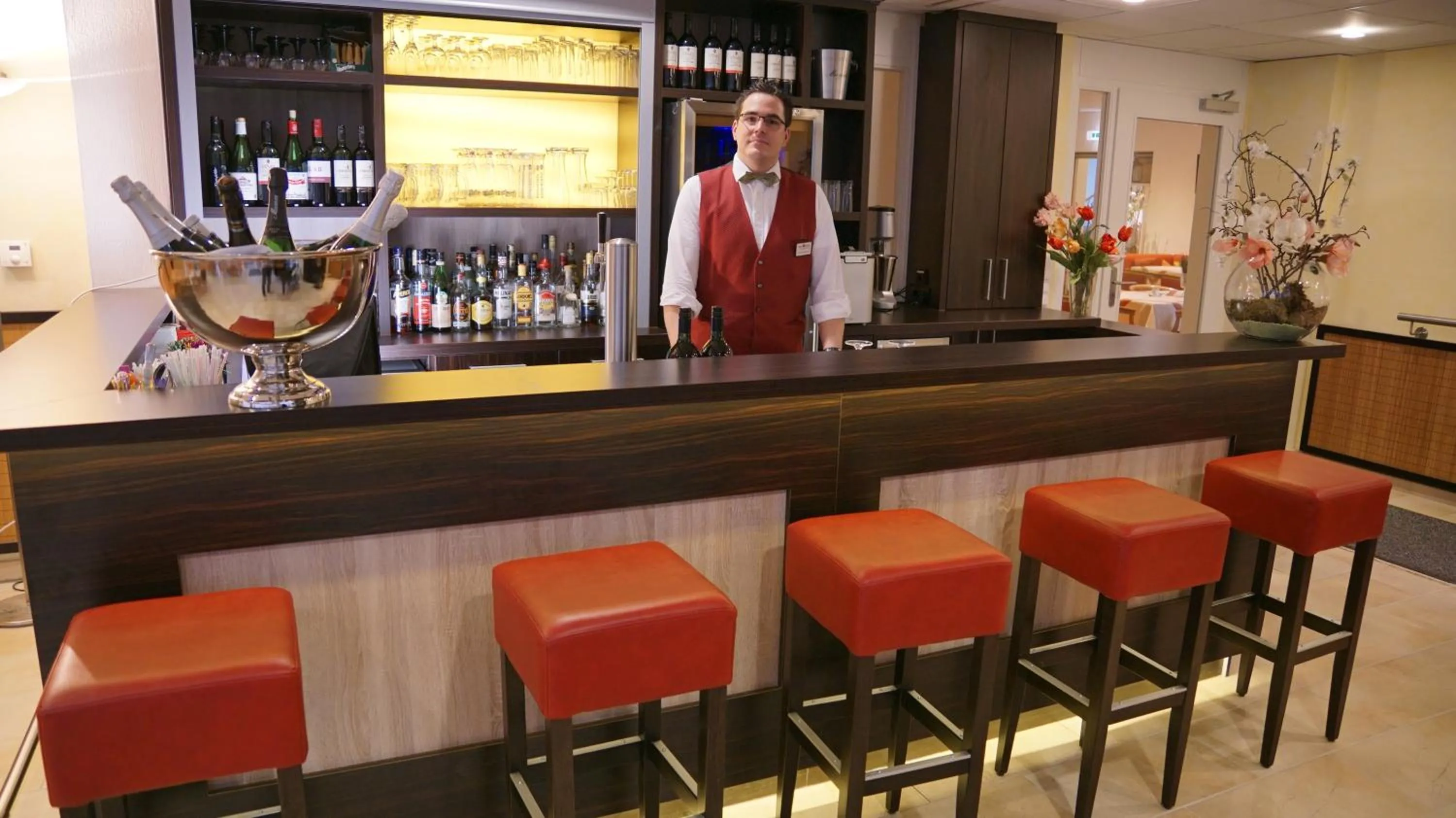 Restaurant/places to eat in Aura Hotel
