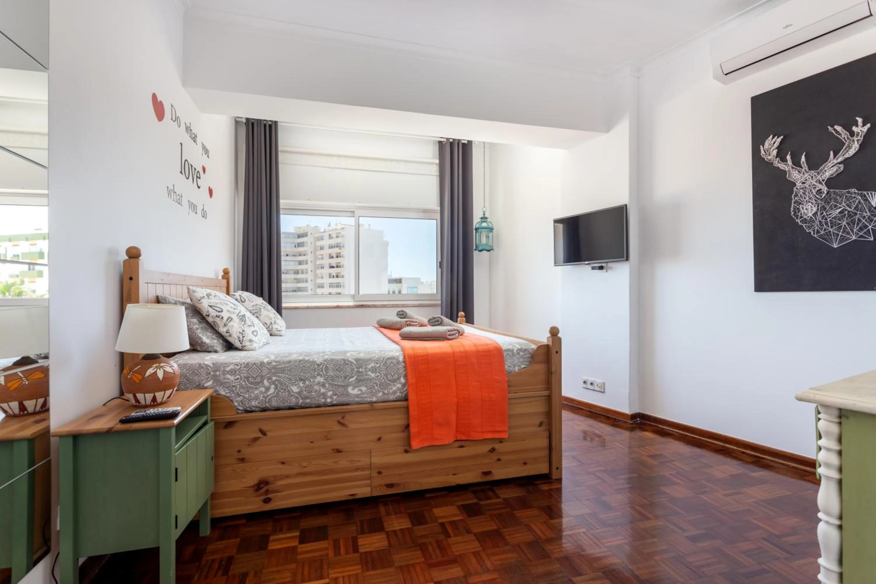 Bedroom, Bed in Dreamers Duplex with Seaview
