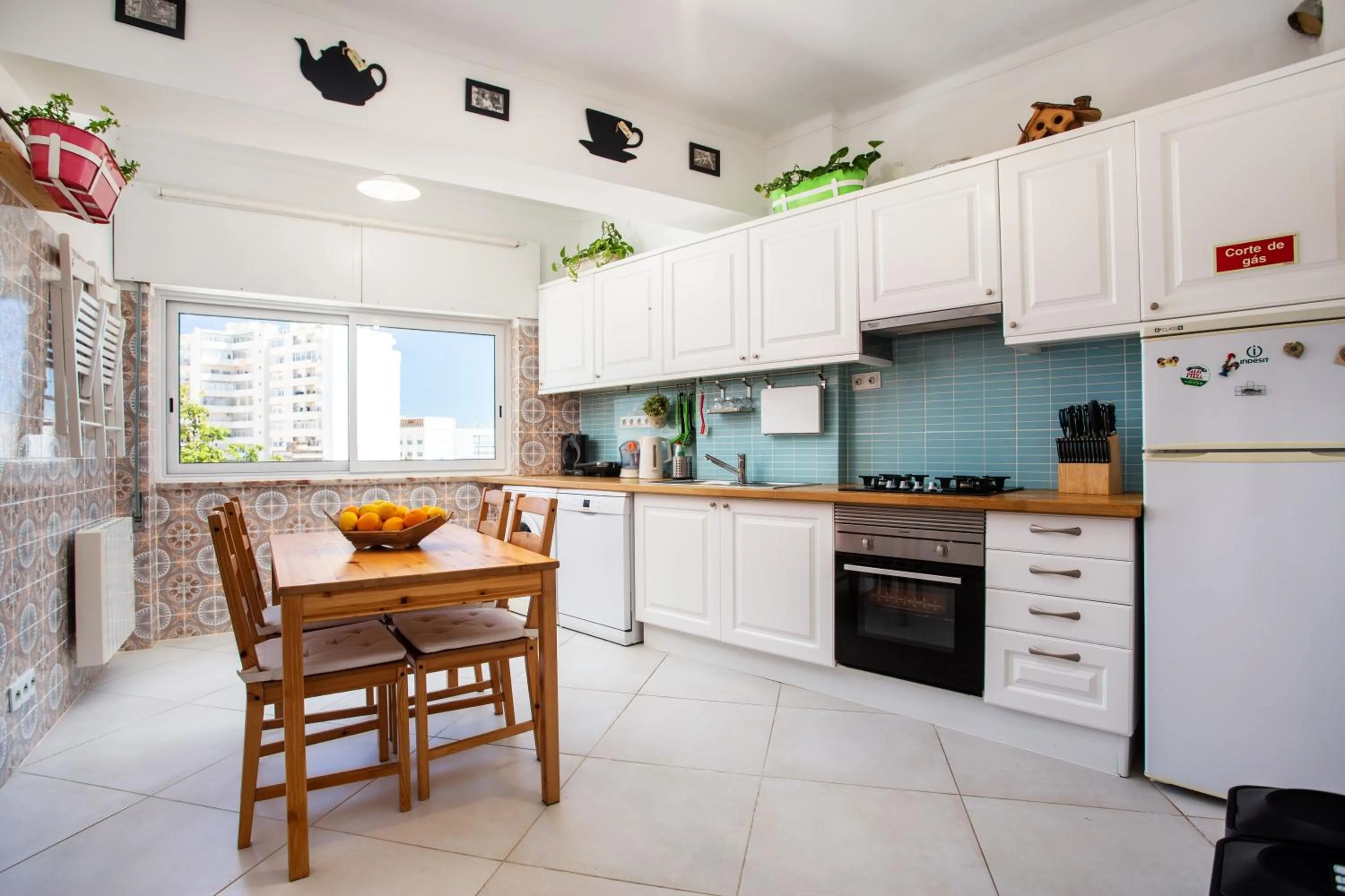 Kitchen or kitchenette in Dreamers Duplex with Seaview