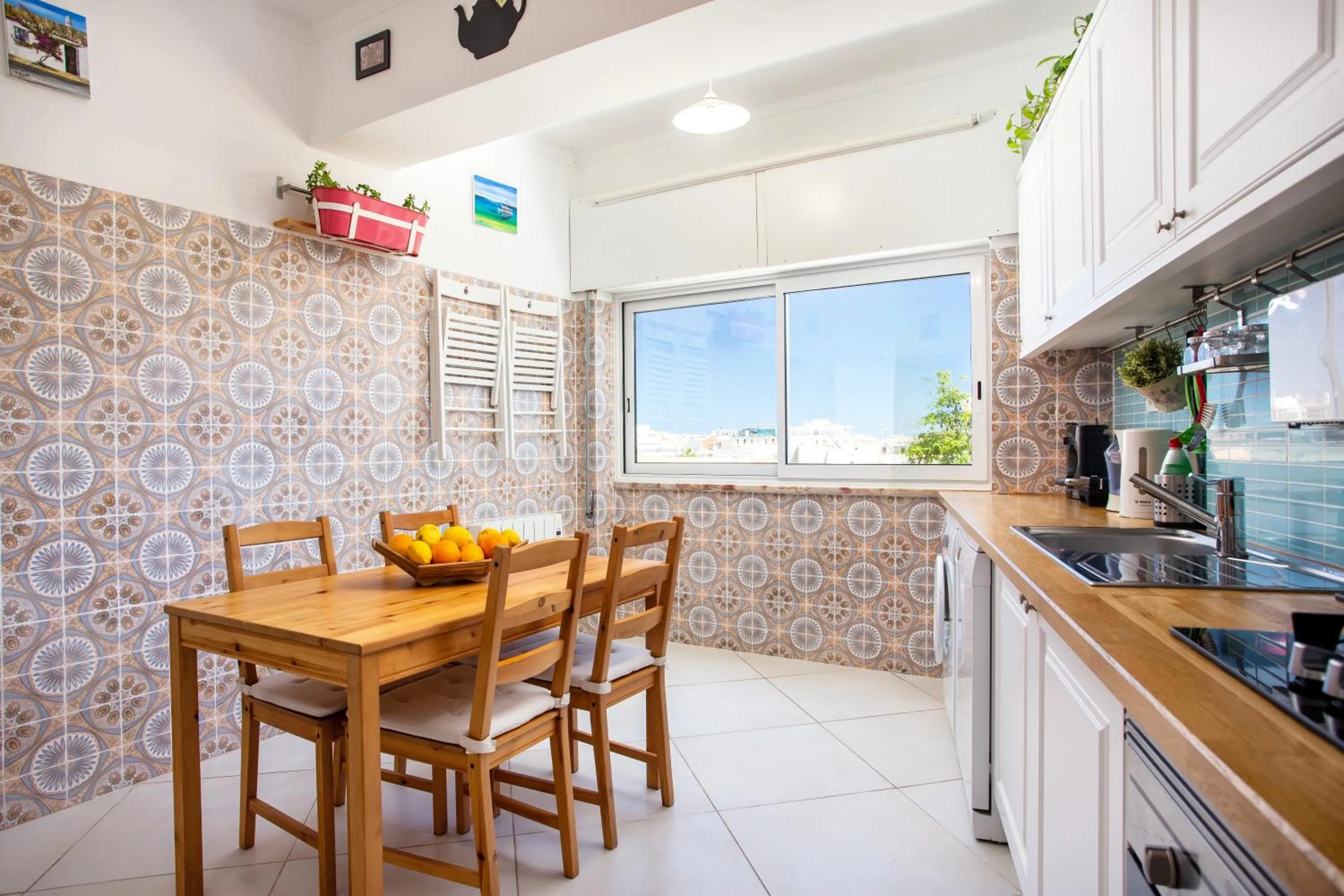 Kitchen or kitchenette in Dreamers Duplex with Seaview