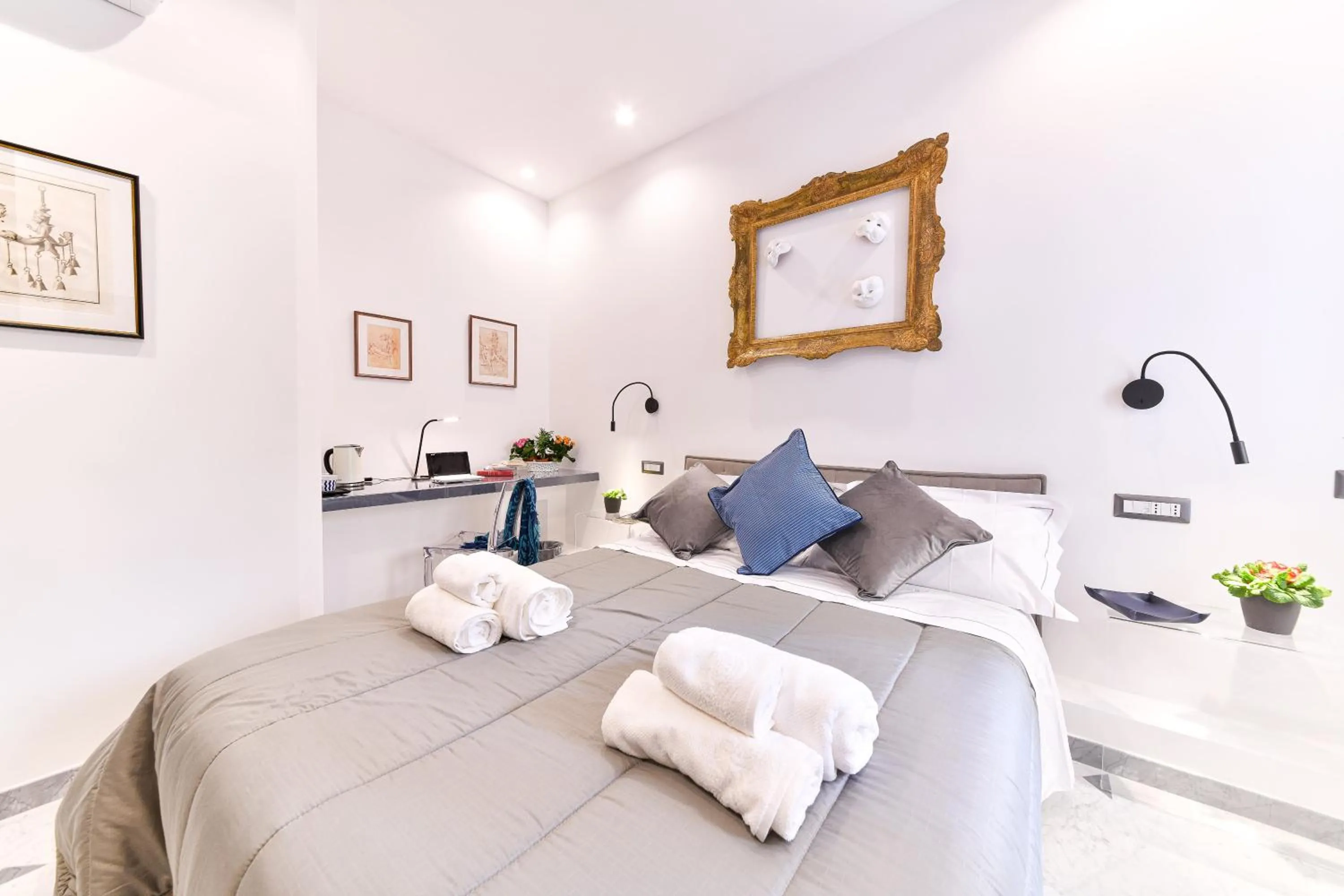 Toilet, Bed in Domus 42