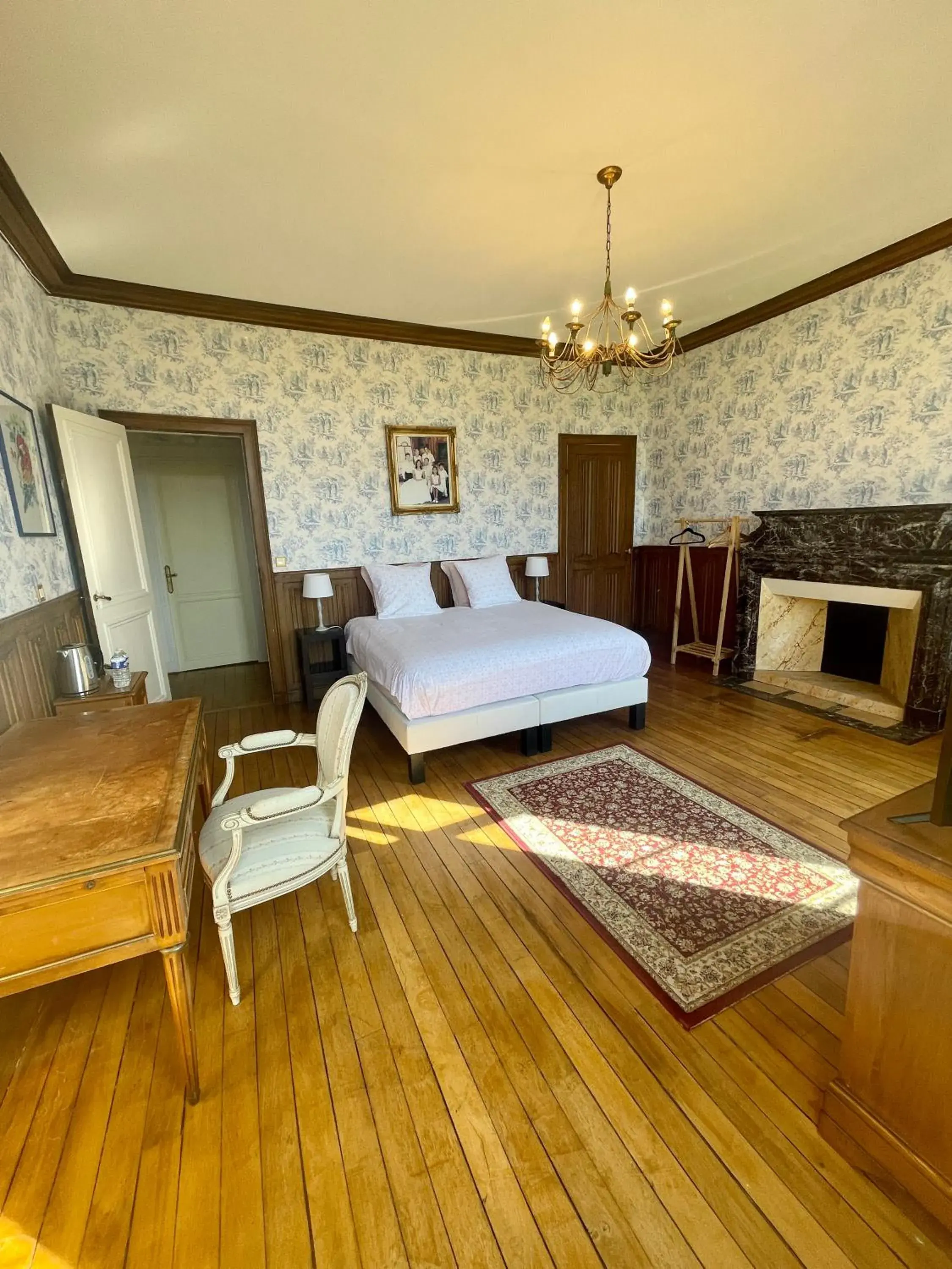 Room Jacuzzi in Château du Boulay Morin Room Jacuzzi in Château du Boulay Morin