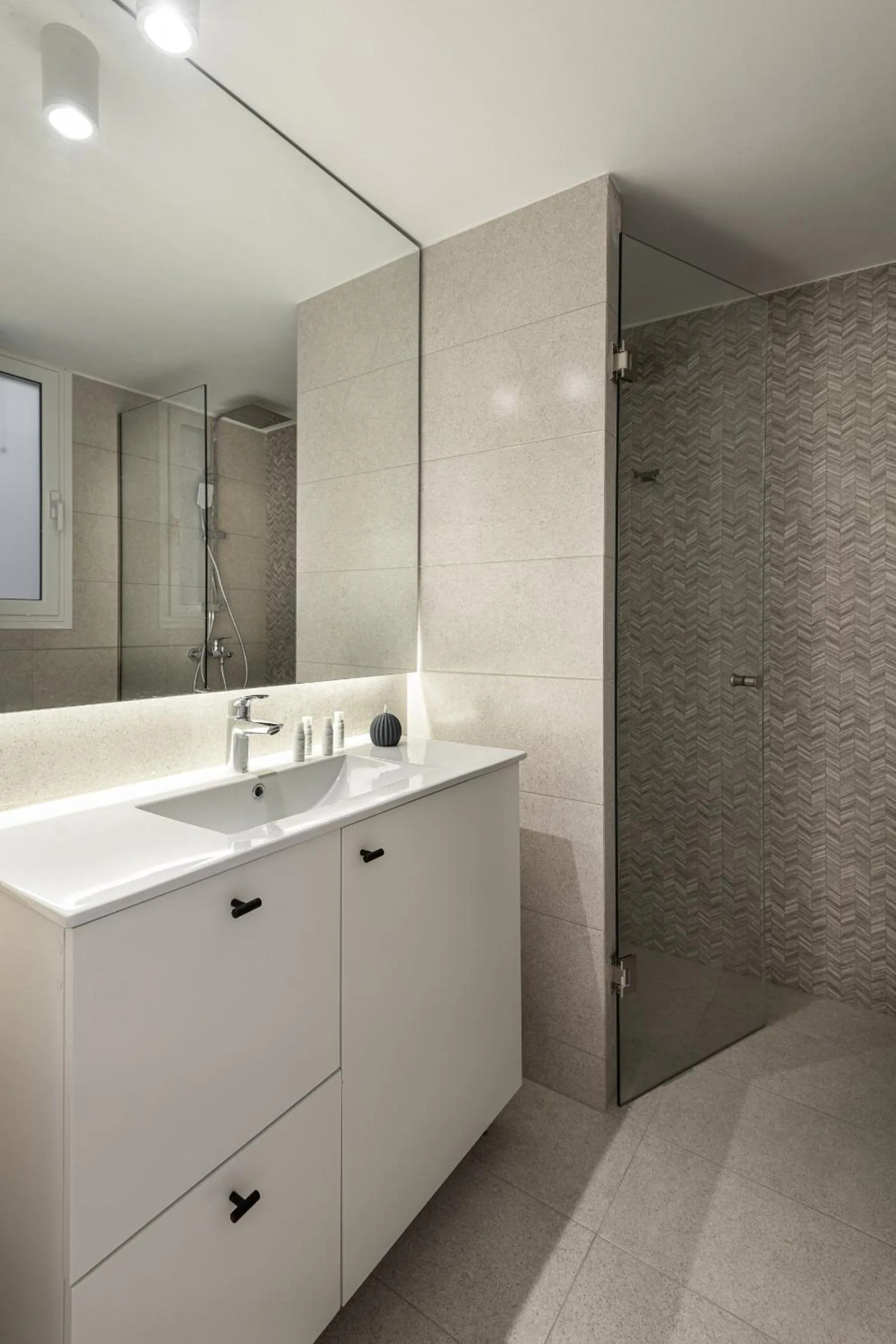 Shower in Colors Hotel Athens