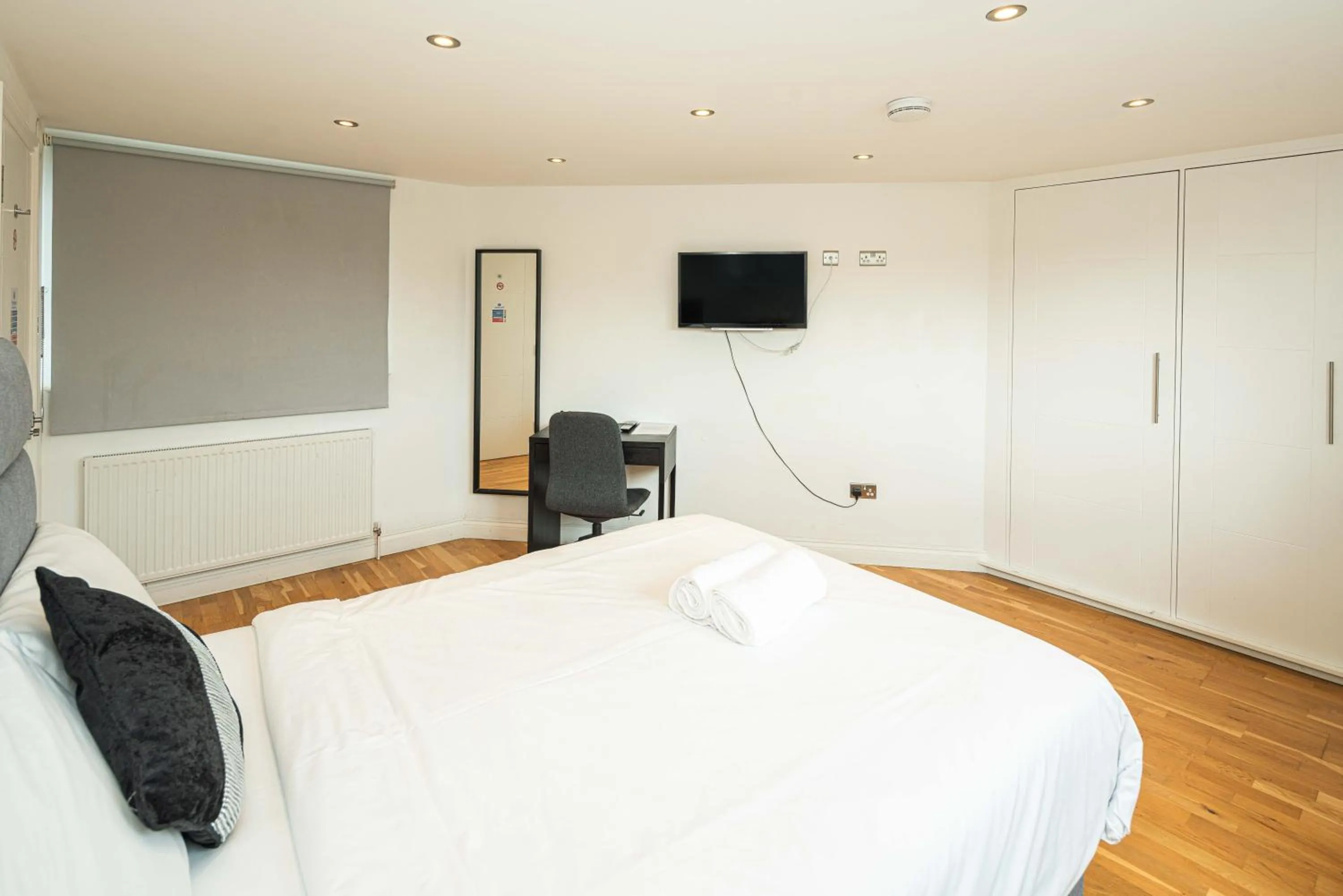 Bedroom, Bed in SE10 House