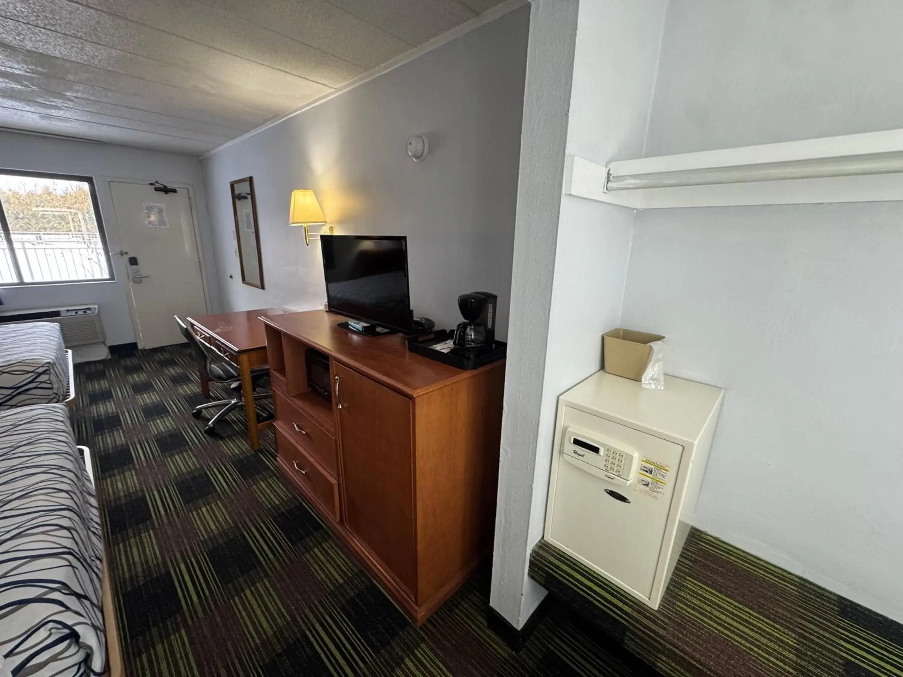 Standard Queen Room in Sprucewood Inn Standard Queen Room in Sprucewood Inn