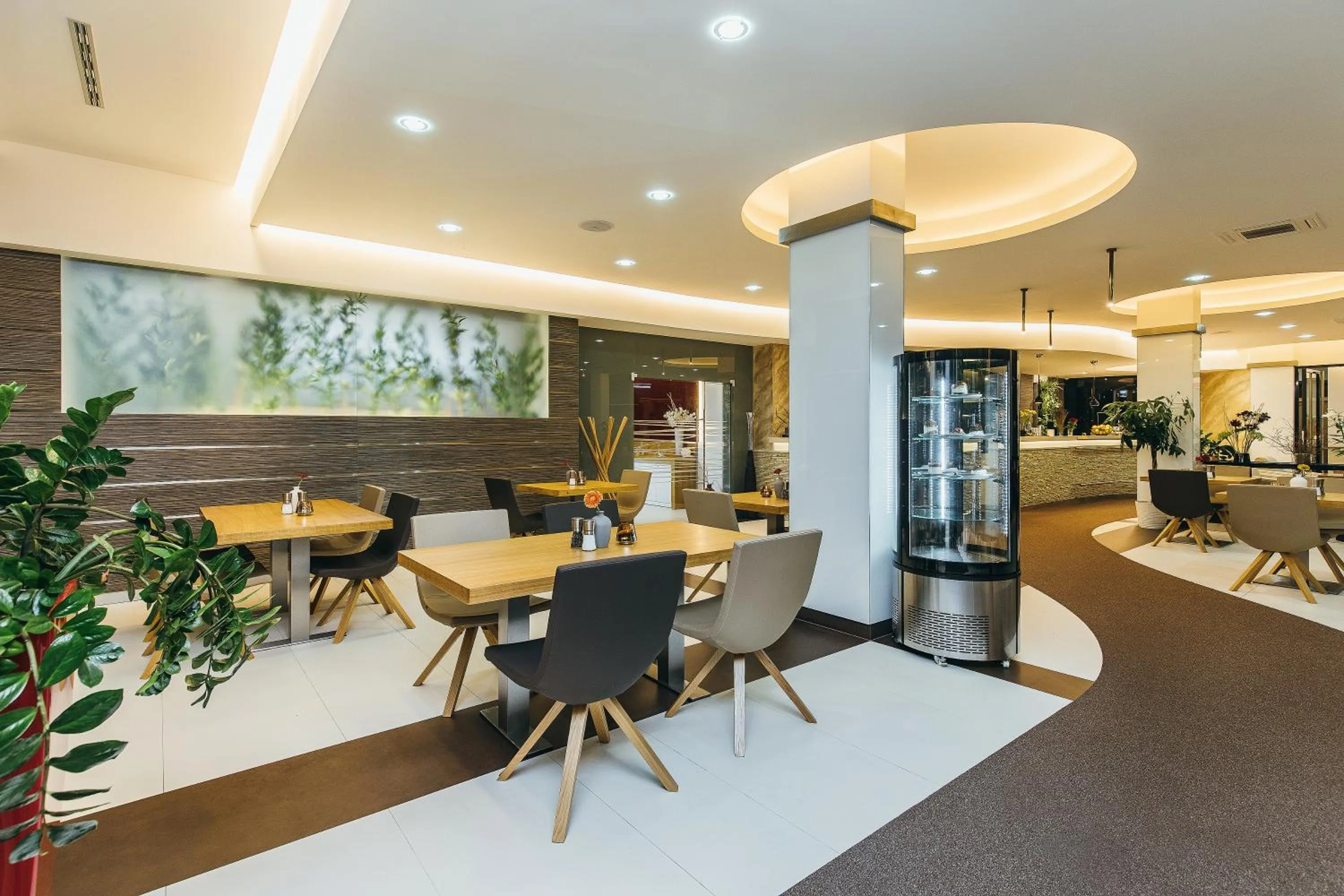 Restaurant/places to eat in Pierre Hotel