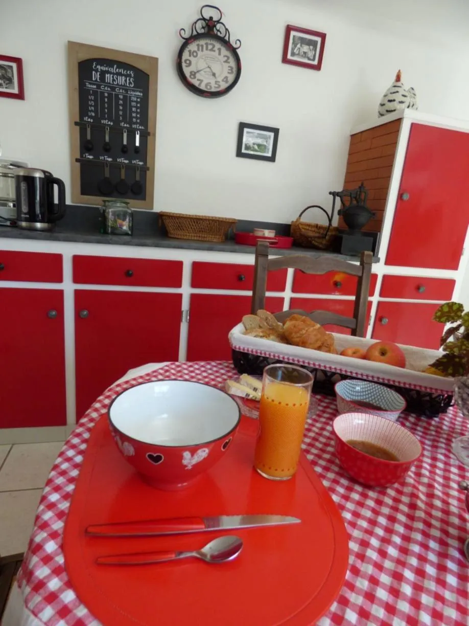 Kitchen or kitchenette in Arche de Lanoë jacuzzi