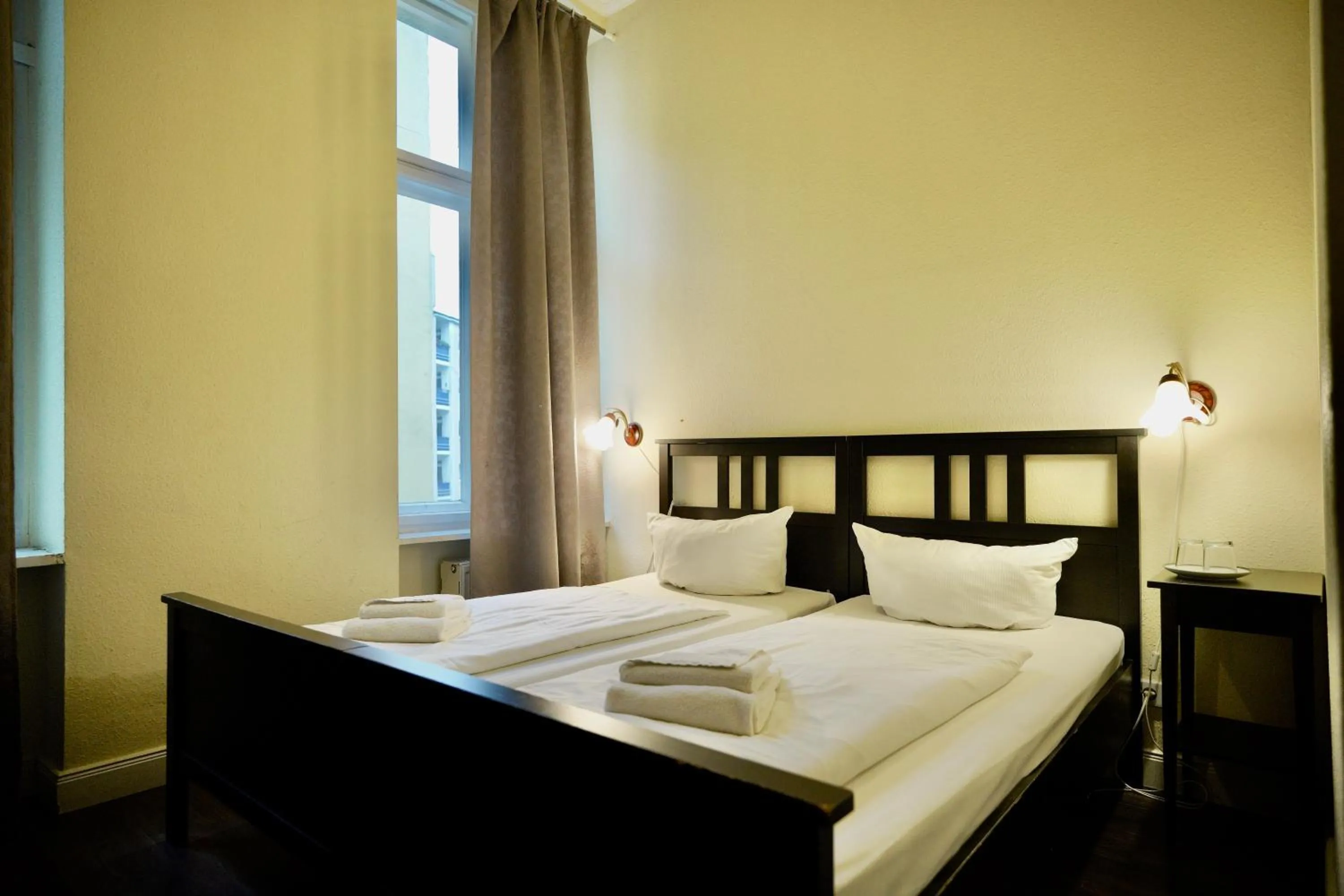 Photo of the whole room, Bed in Hotel Pension Bernstein am Kurfürstendamm