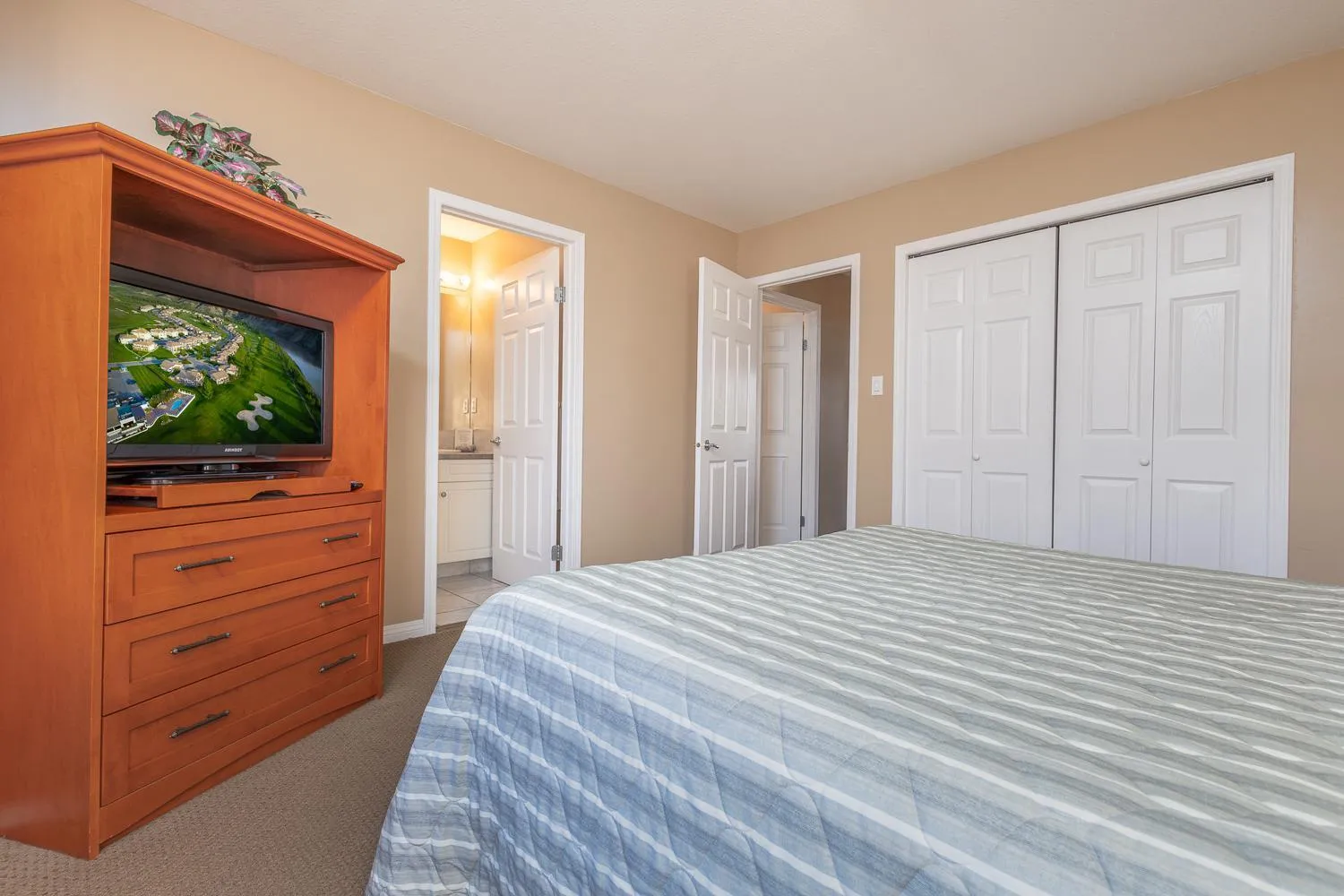 Property building, Bed in Paradise Canyon Golf Resort - Luxury Condo U403