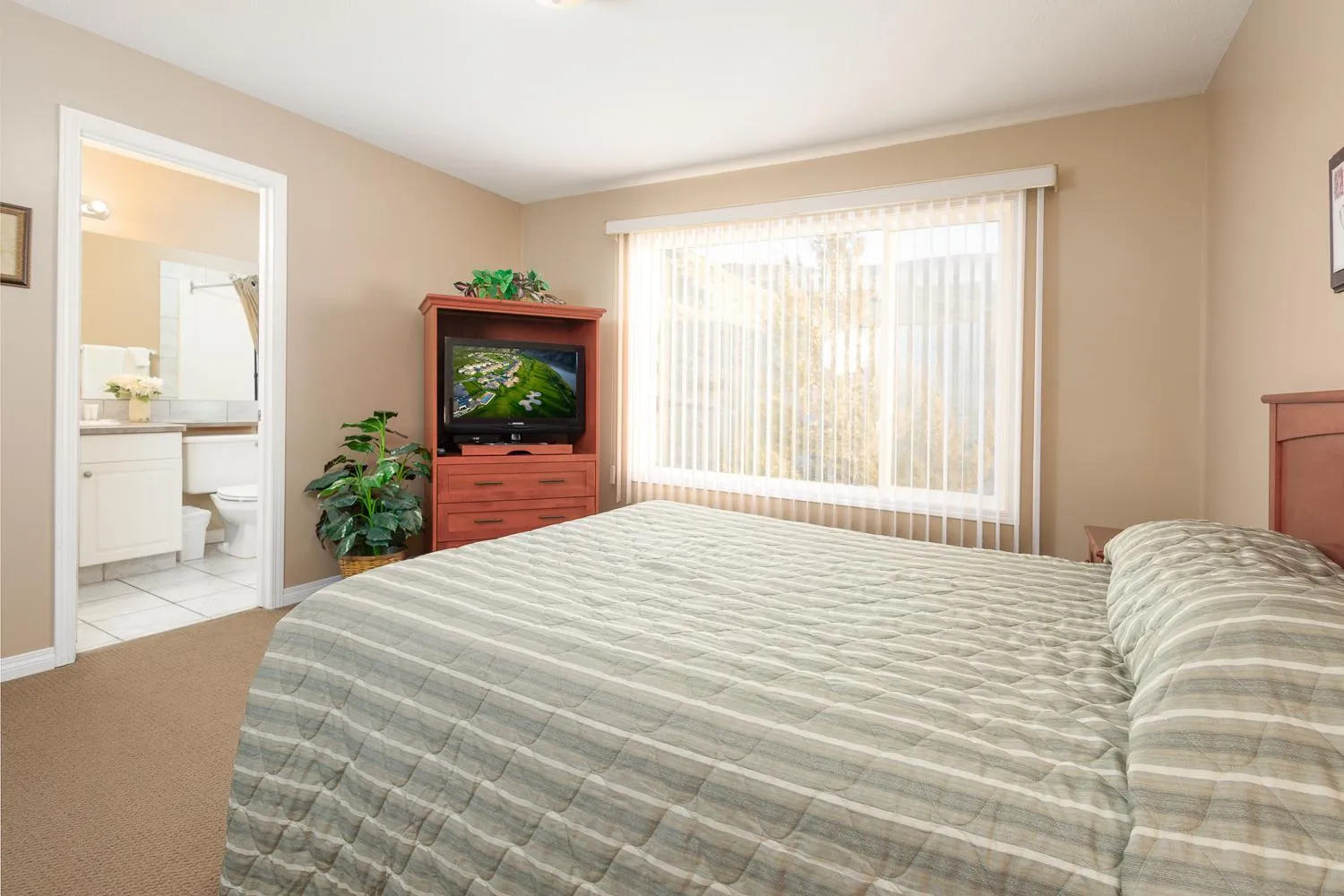 Property building, Bed in Paradise Canyon Golf Resort - Luxury Condo U401