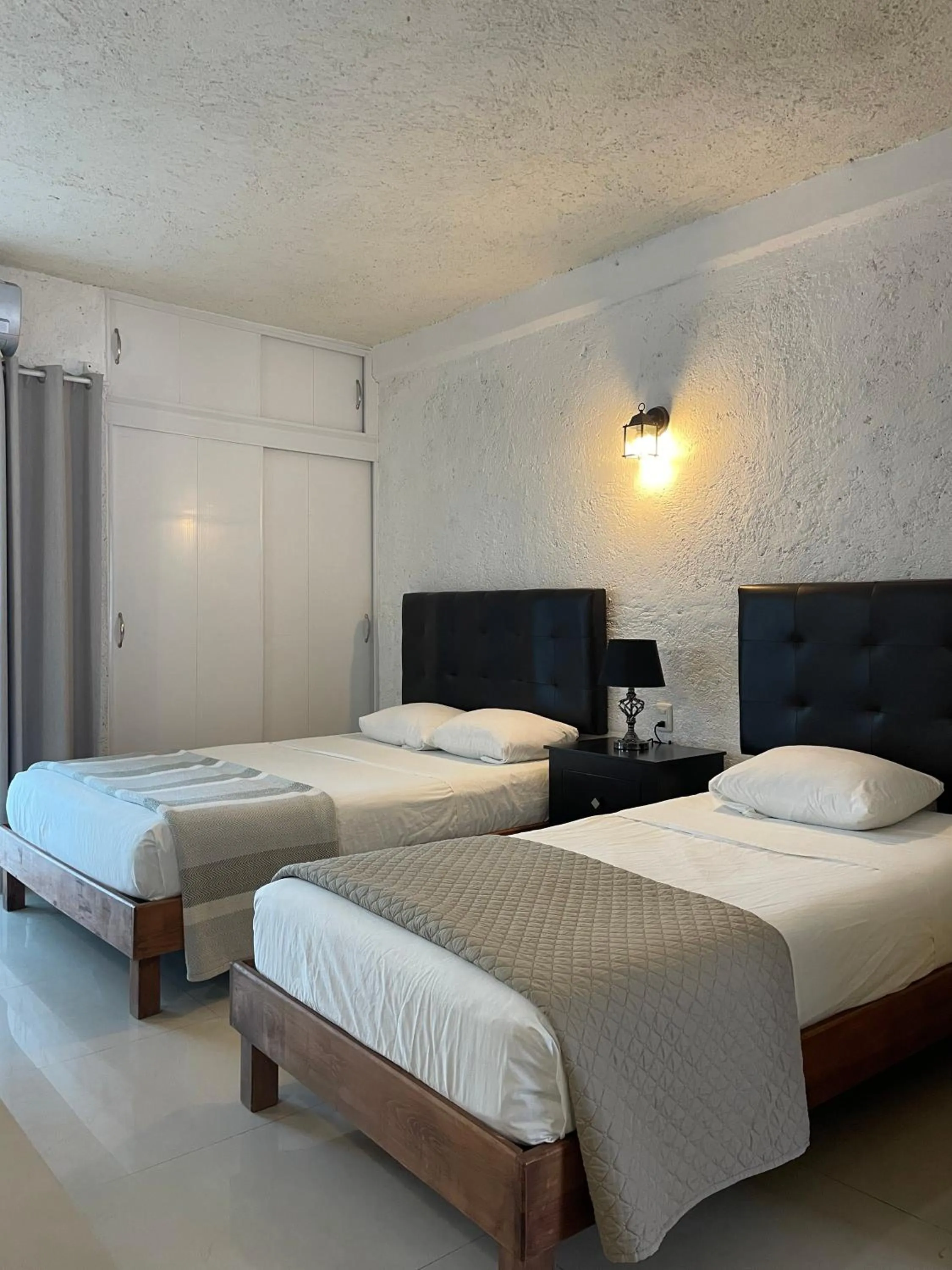 Bed in Hotel Dos Mundos, Isla Cozumel