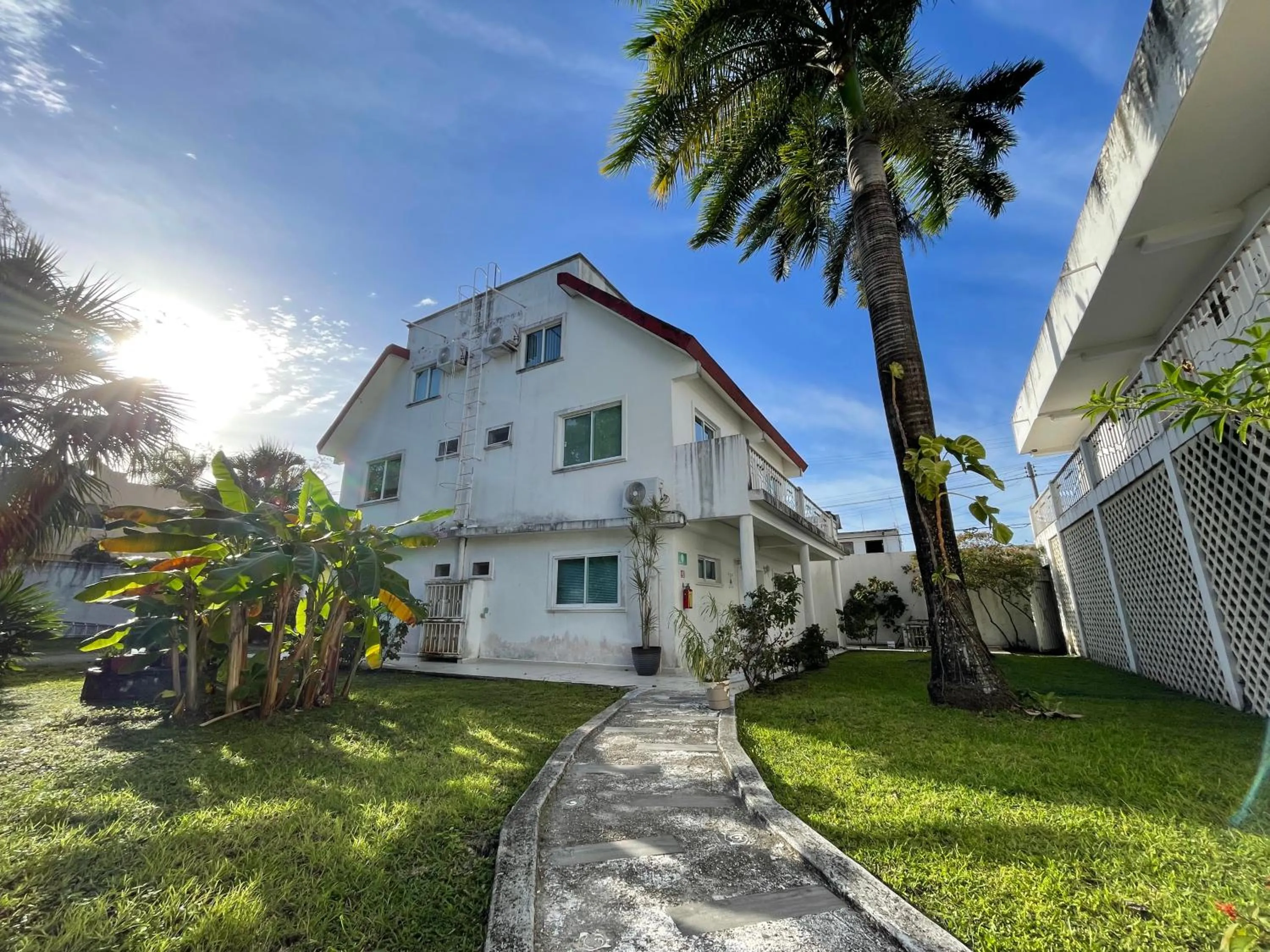 Property building in Hotel Dos Mundos, Isla Cozumel