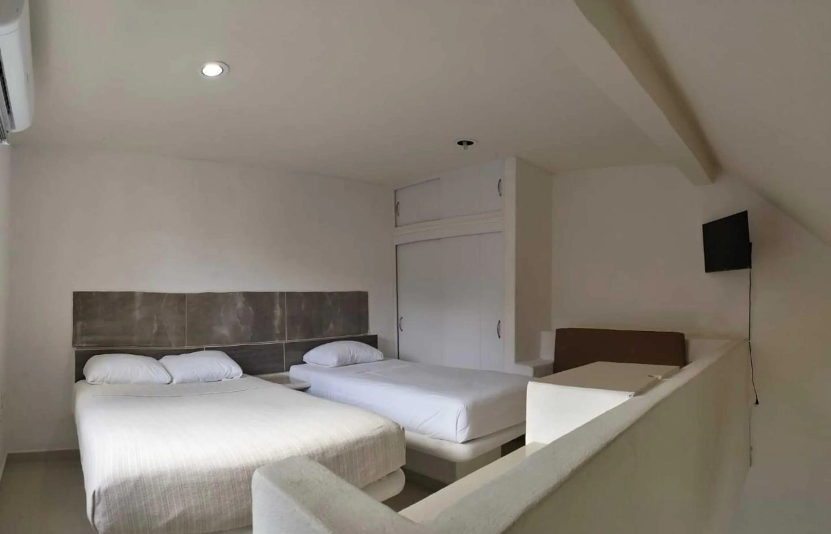 Bed in Hotel Dos Mundos, Isla Cozumel