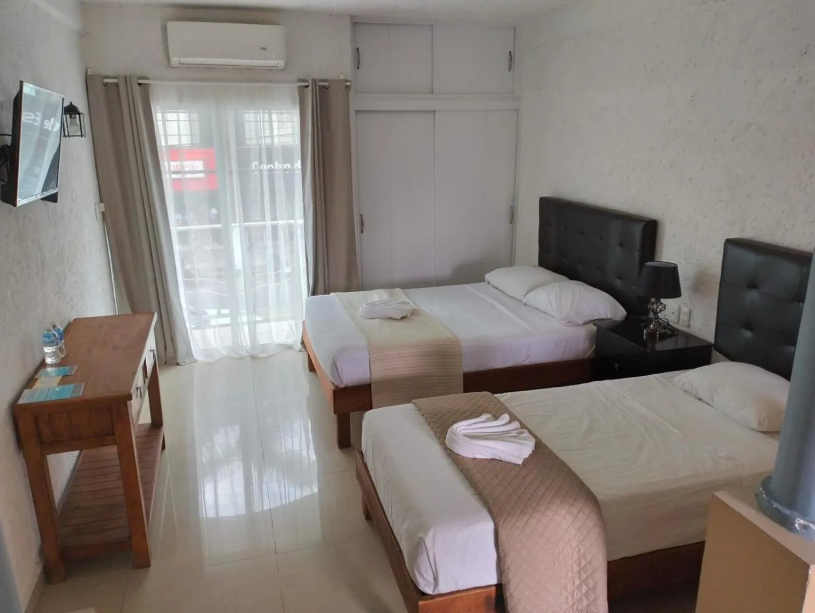 Communal lounge/ TV room in Hotel Dos Mundos, Isla Cozumel